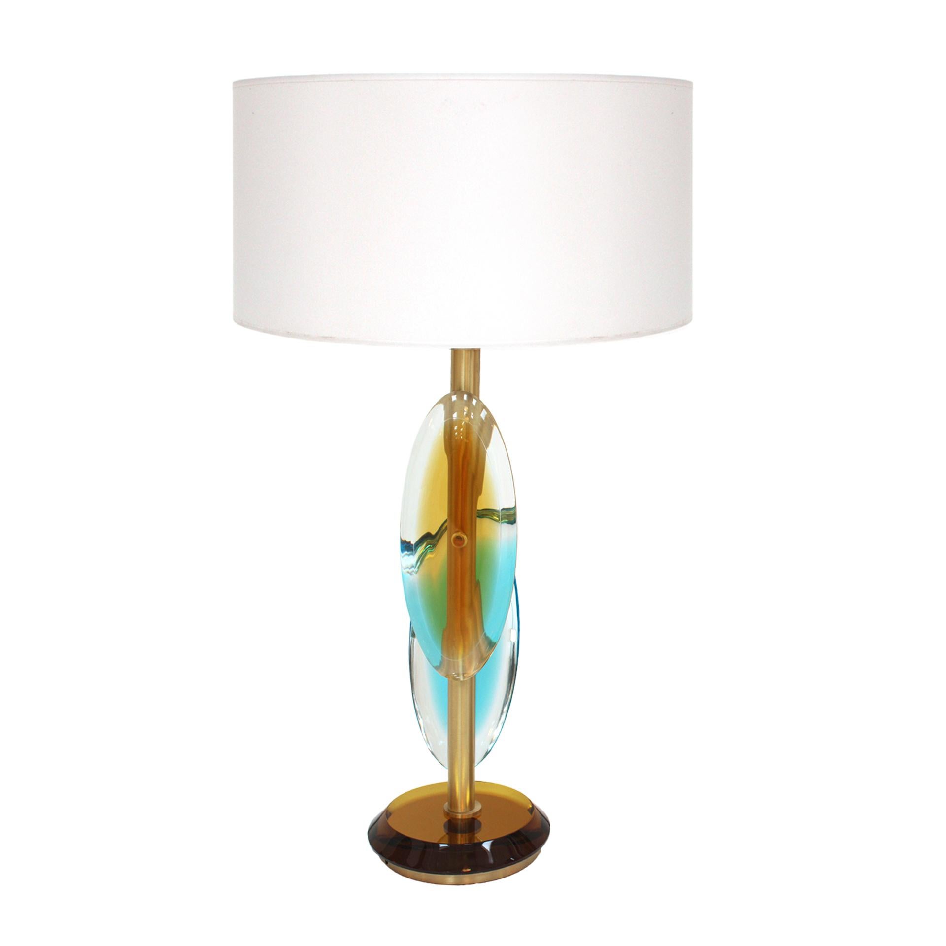 Mid-Century Modern Pair of Contemporary Murano Glass Lamps with a Brass Structure, made in Italy For Sale