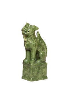 Coppia di grandi sculture contemporanee di cani Foo in ceramica smaltata verde