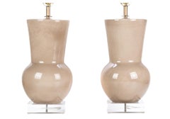 Paire de grandes lampes de table contemporaines en céramique émaillée taupe en forme de jarre