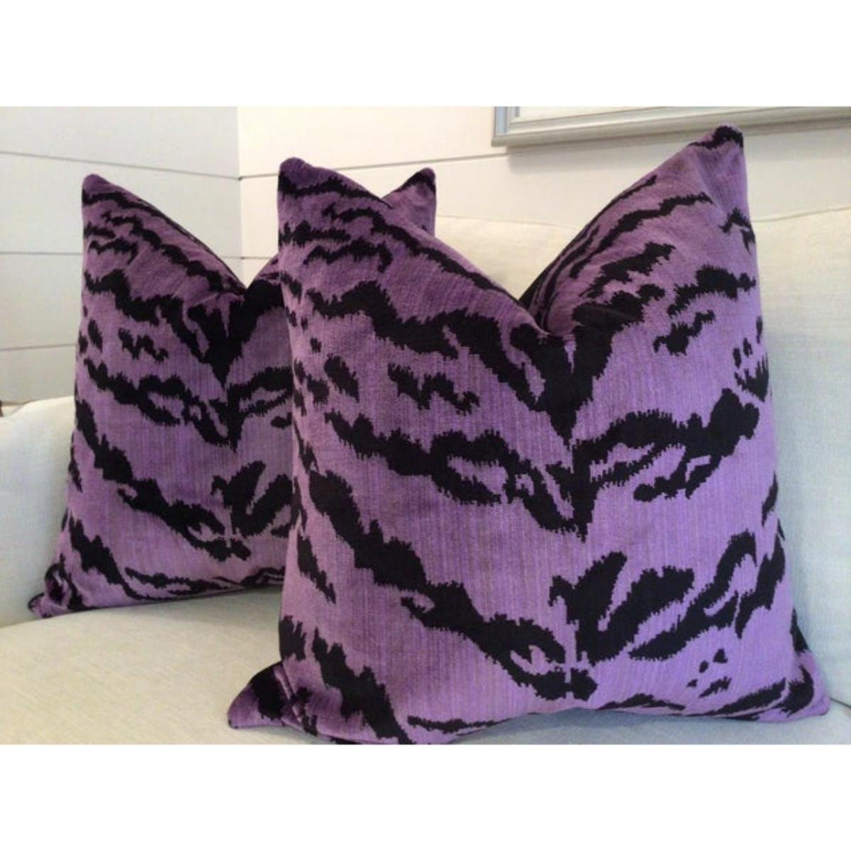 Pareja de Cojines Contemporáneos Le Tigre Riqueza Lavanda Estadounidense en venta