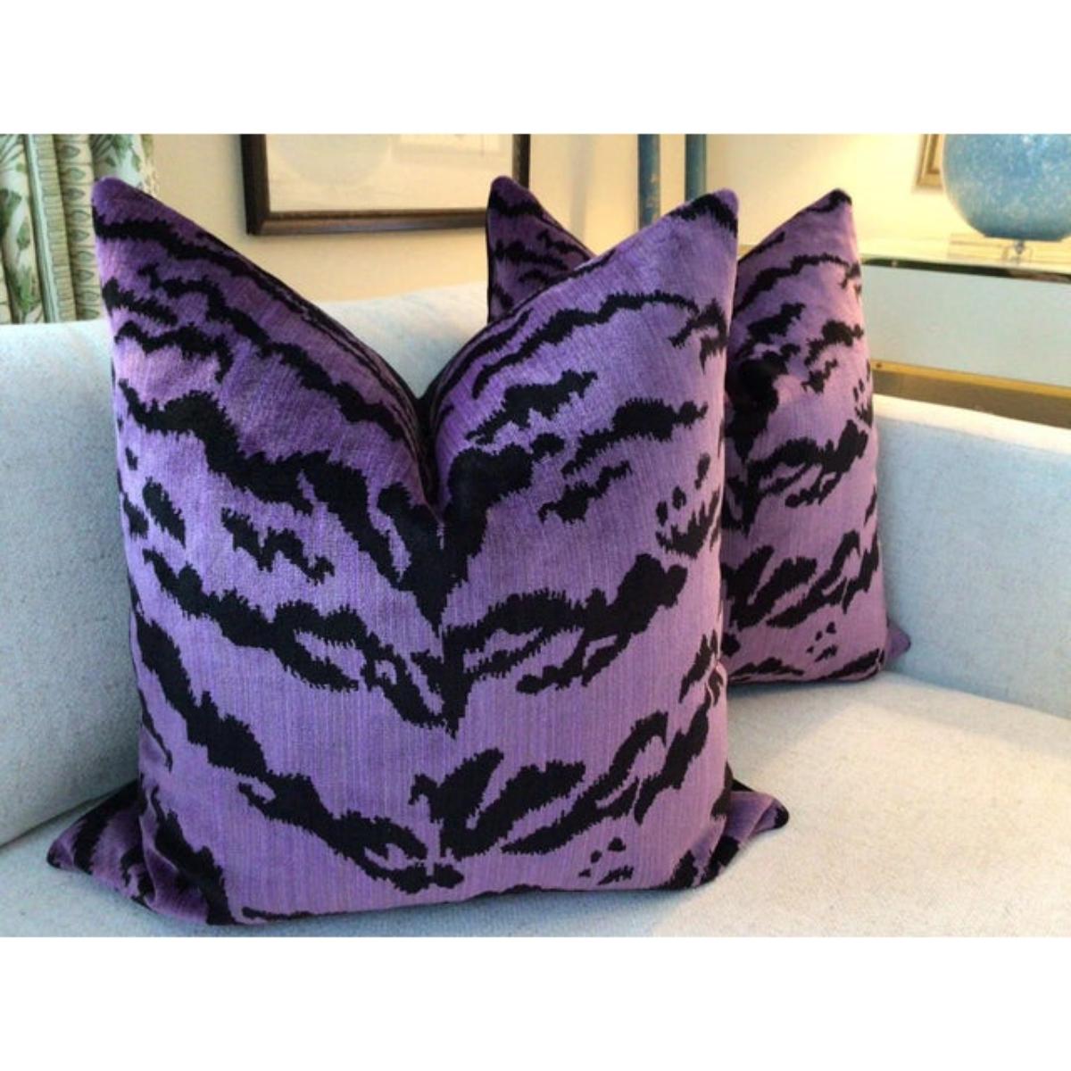 Pareja de Cojines Contemporáneos Le Tigre Riqueza Lavanda en Nuevo estado para la venta en Winder, GA
