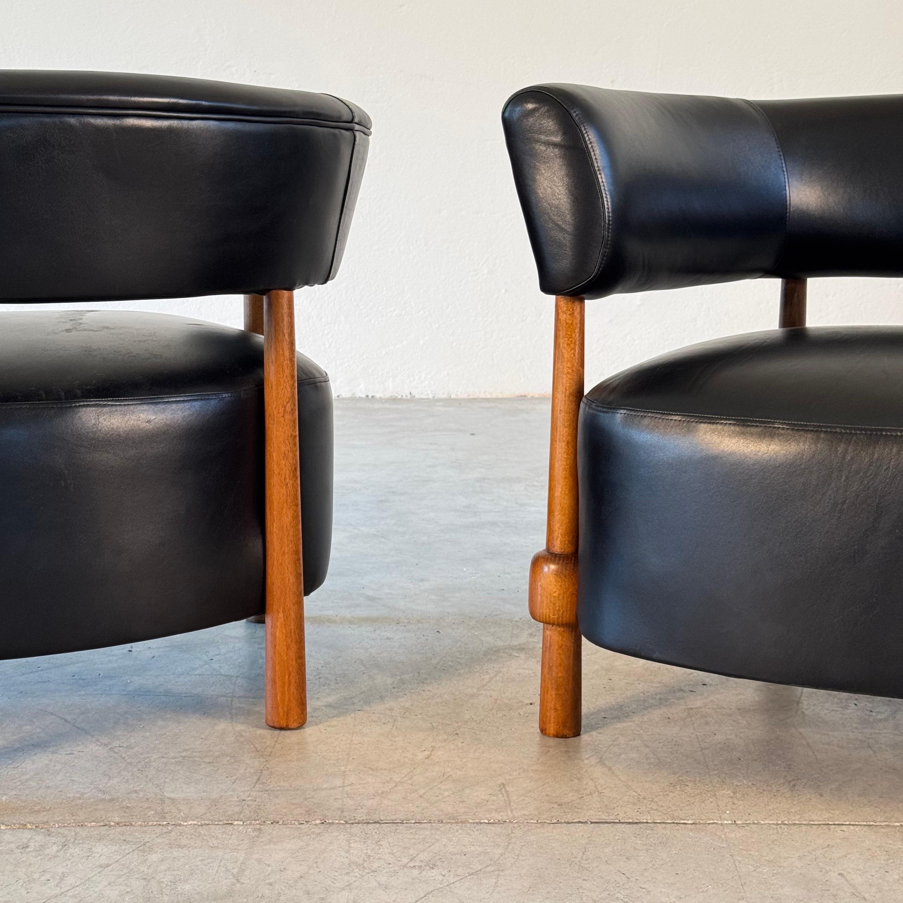 Paire de chaises longues contemporaines en cuir noir et bois de frêne, par FORME en vente 2