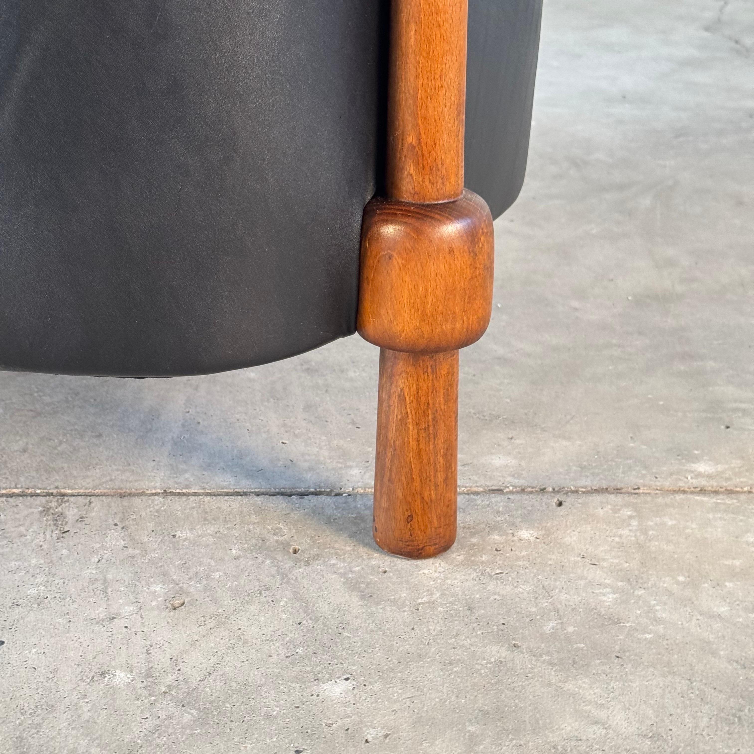 Paire de chaises longues contemporaines en cuir noir et bois de frêne, par FORME en vente 3