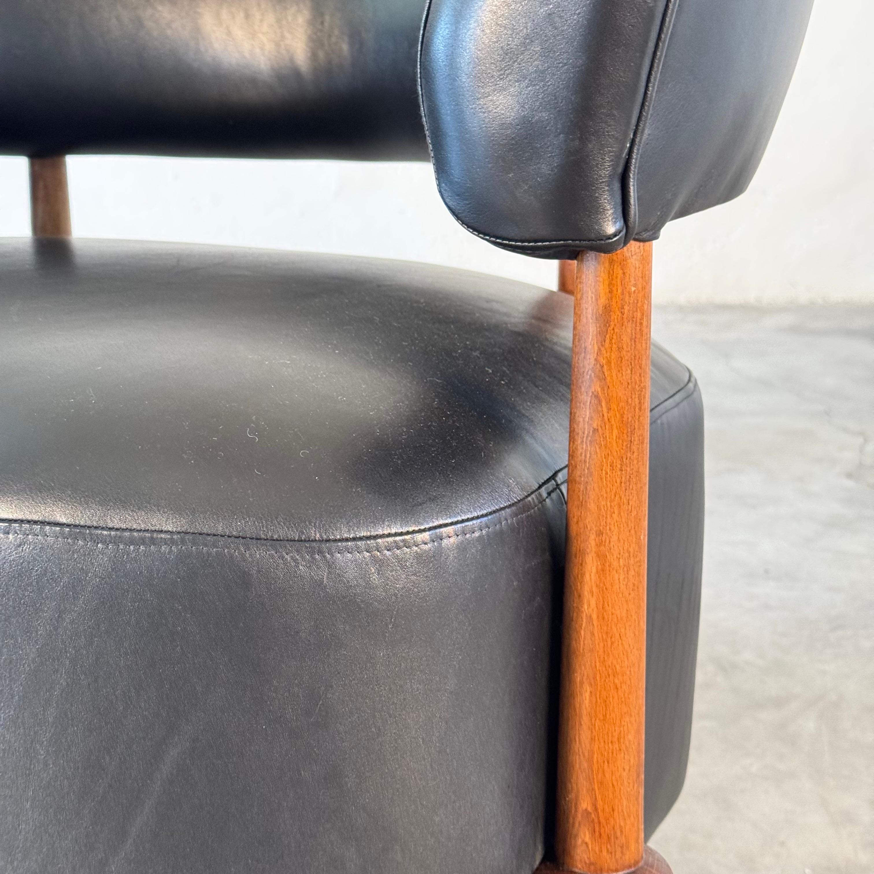 Paire de chaises longues contemporaines en cuir noir et bois de frêne, par FORME en vente 4