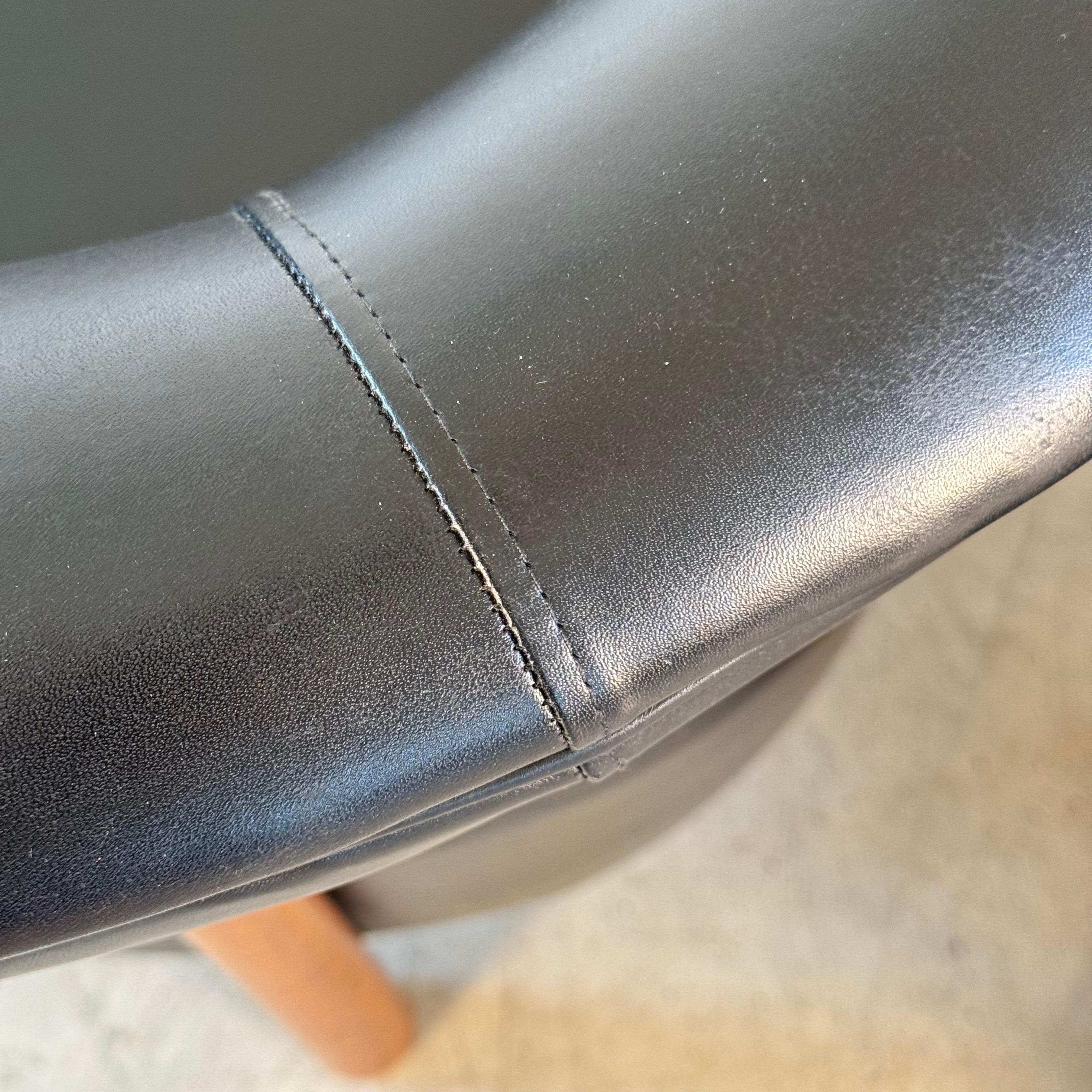 Paire de chaises longues contemporaines en cuir noir et bois de frêne, par FORME en vente 6
