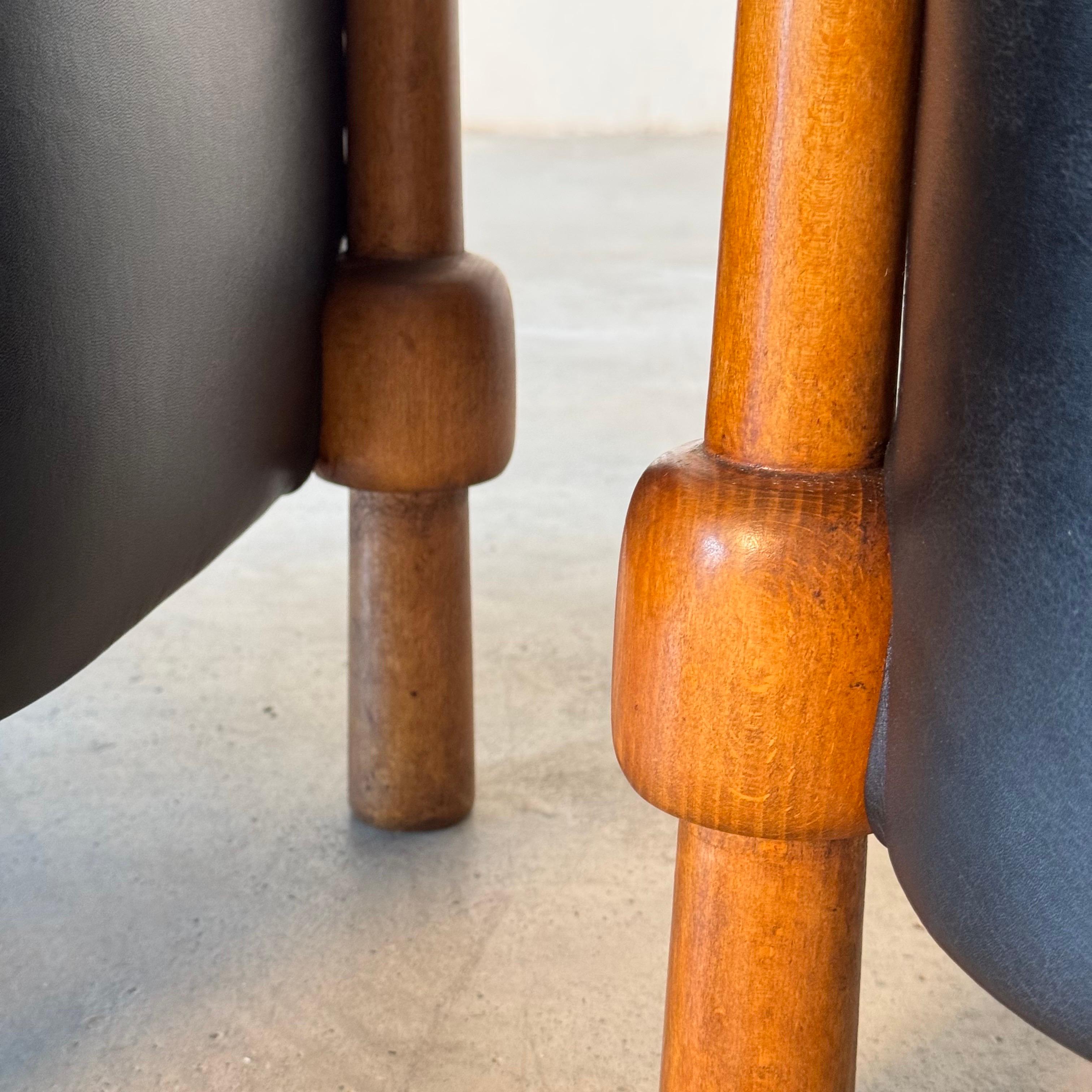 Paire de chaises longues contemporaines en cuir noir et bois de frêne, par FORME en vente 7