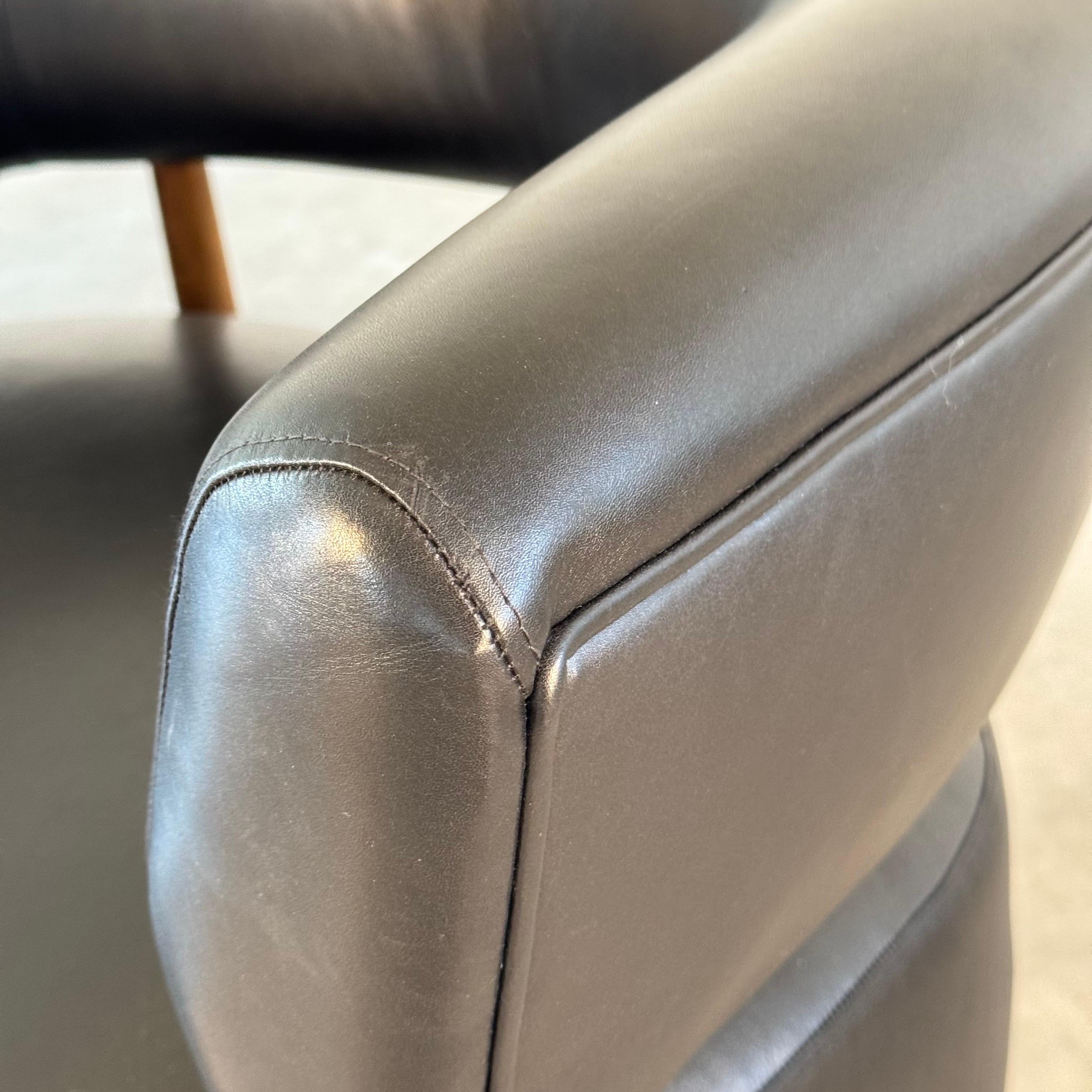 Paire de chaises longues contemporaines en cuir noir et bois de frêne, par FORME en vente 8