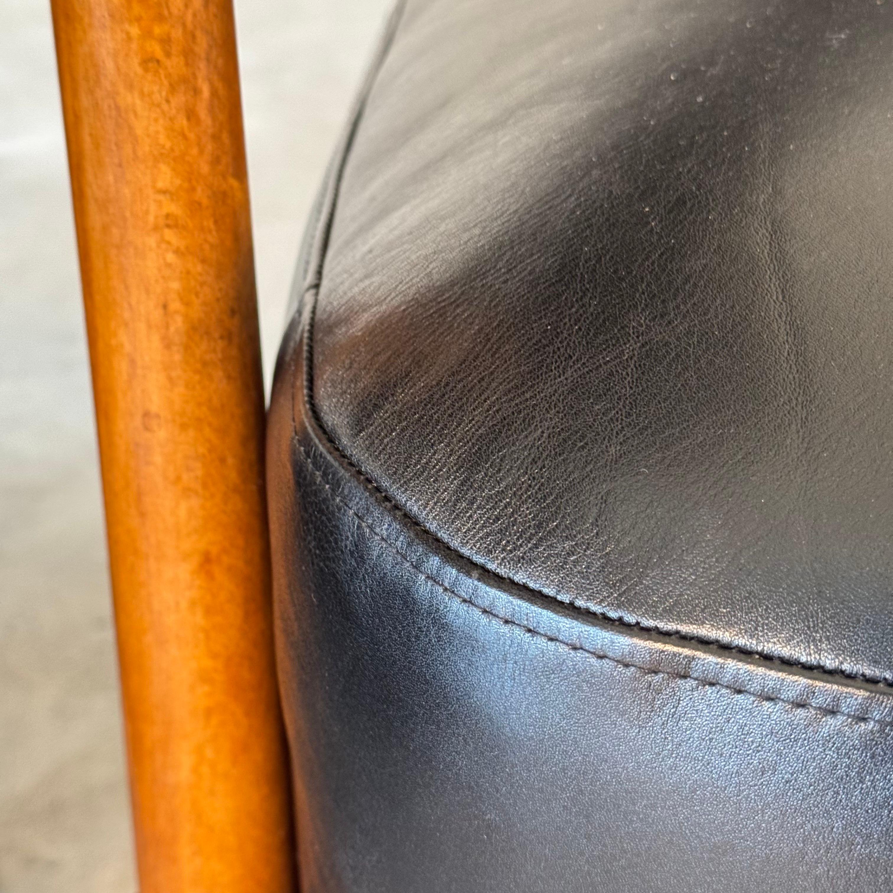 Paire de chaises longues contemporaines en cuir noir et bois de frêne, par FORME en vente 9
