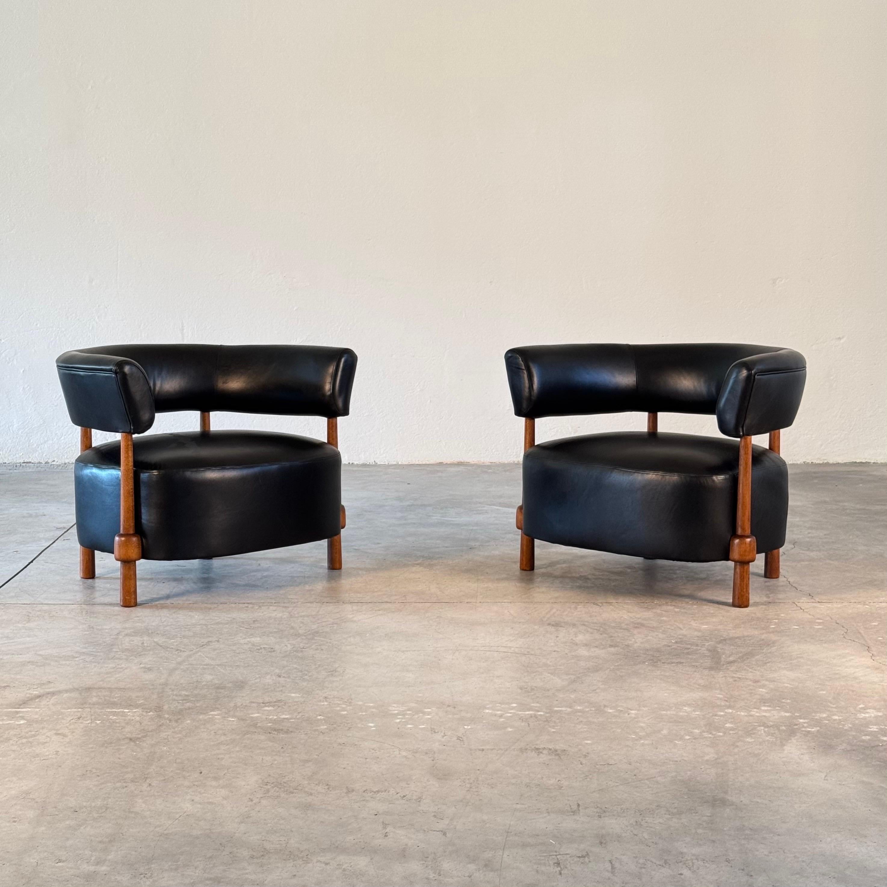 Une paire de chaises longues contemporaines de FORME, conçues dans l'esprit des luxueux intérieurs romains et milanais des années 1970. Fabriqués en bois de frêne riche avec une finition chaude et satinée, les cadres sculpturaux présentent un