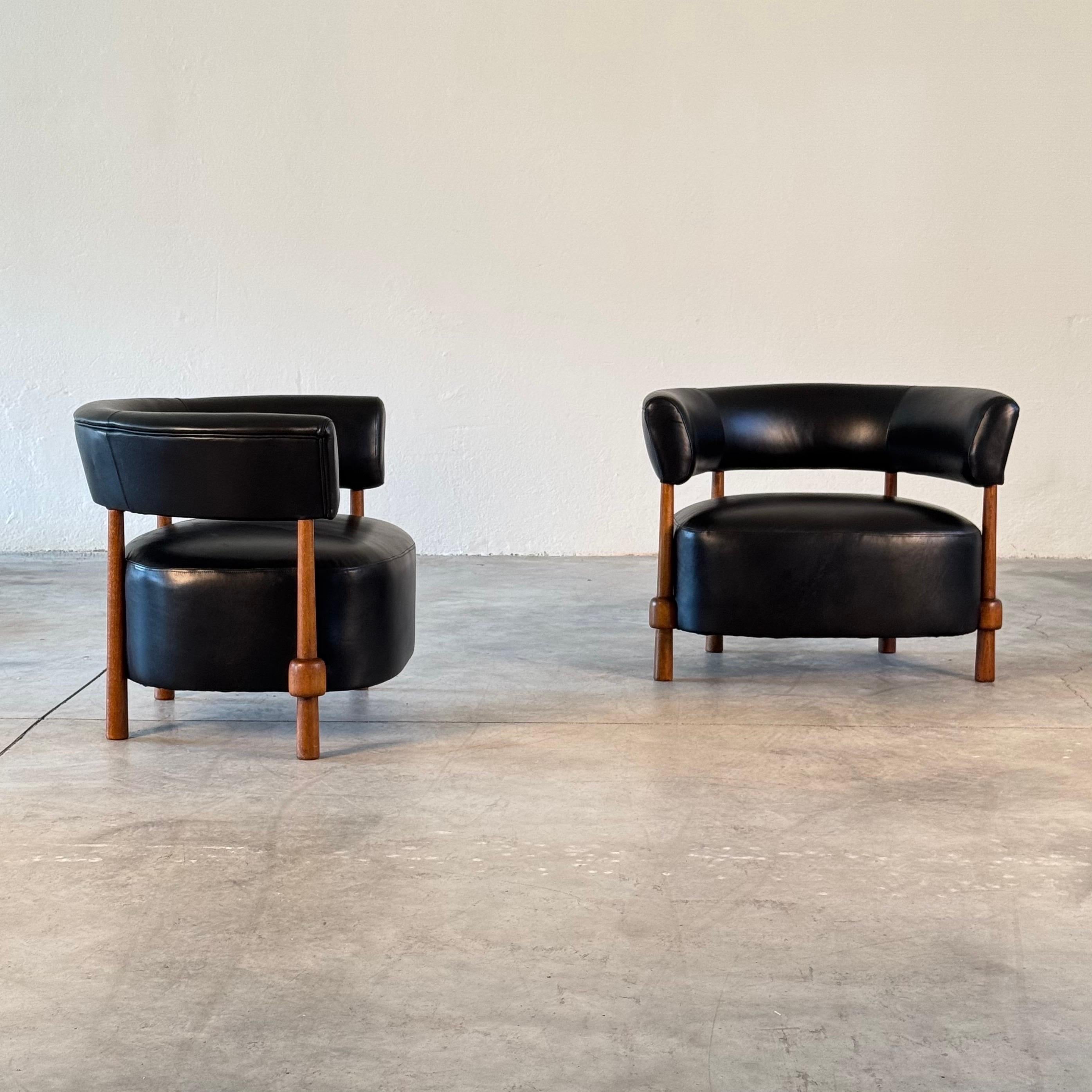 Mid-Century Modern Paire de chaises longues contemporaines en cuir noir et bois de frêne, par FORME en vente