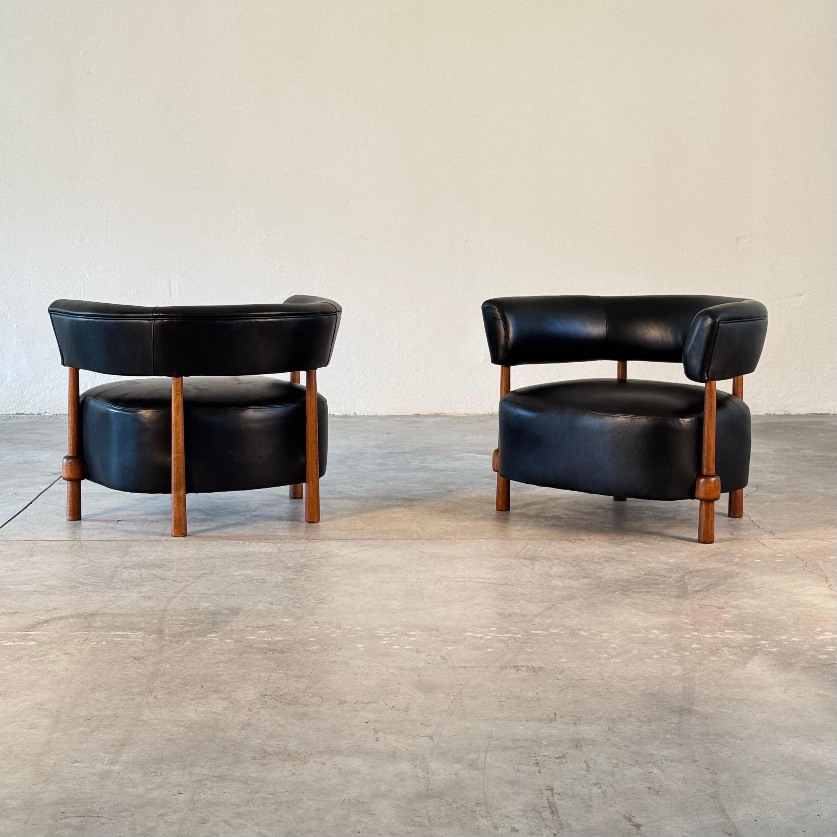 italien Paire de chaises longues contemporaines en cuir noir et bois de frêne, par FORME en vente