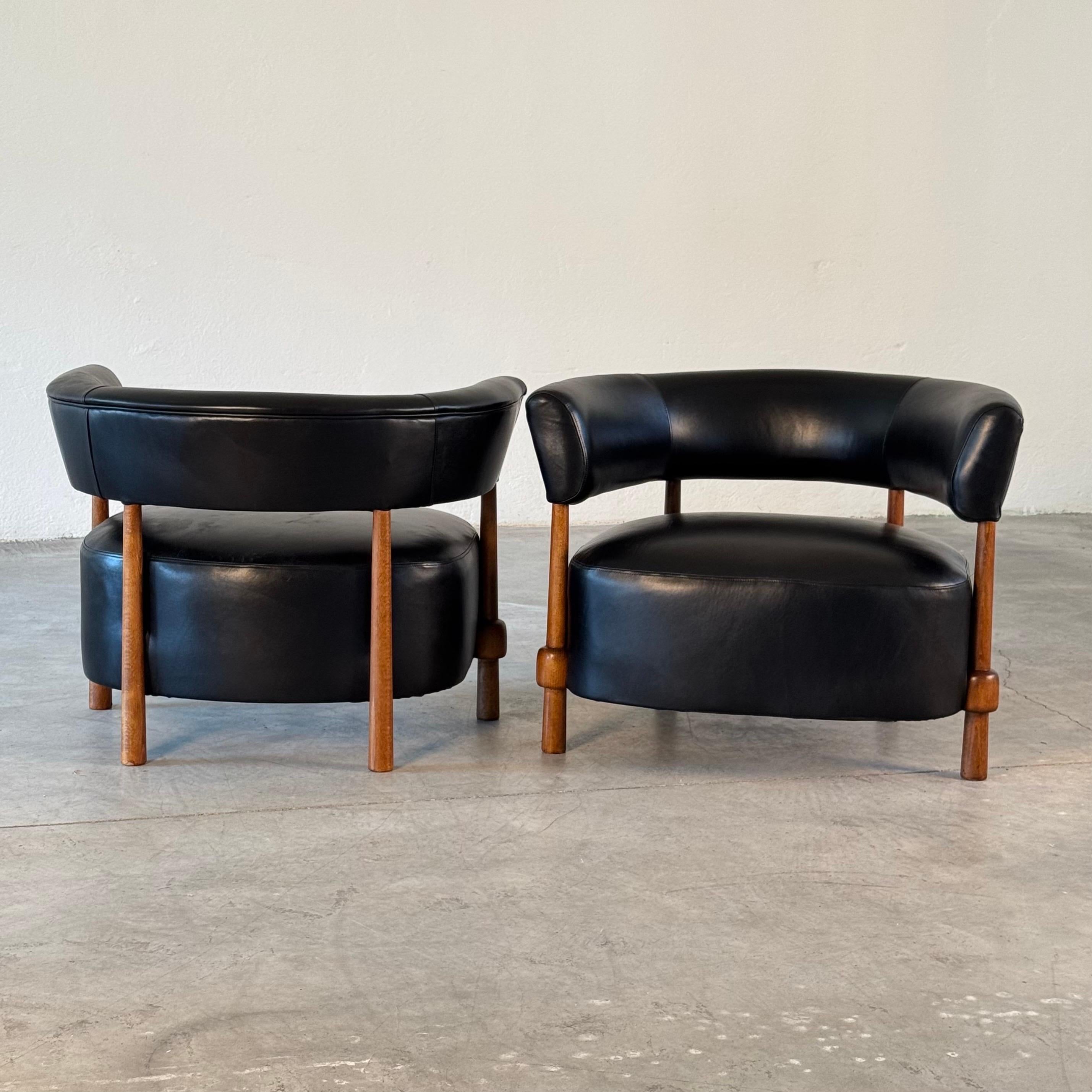 Fait main Paire de chaises longues contemporaines en cuir noir et bois de frêne, par FORME en vente