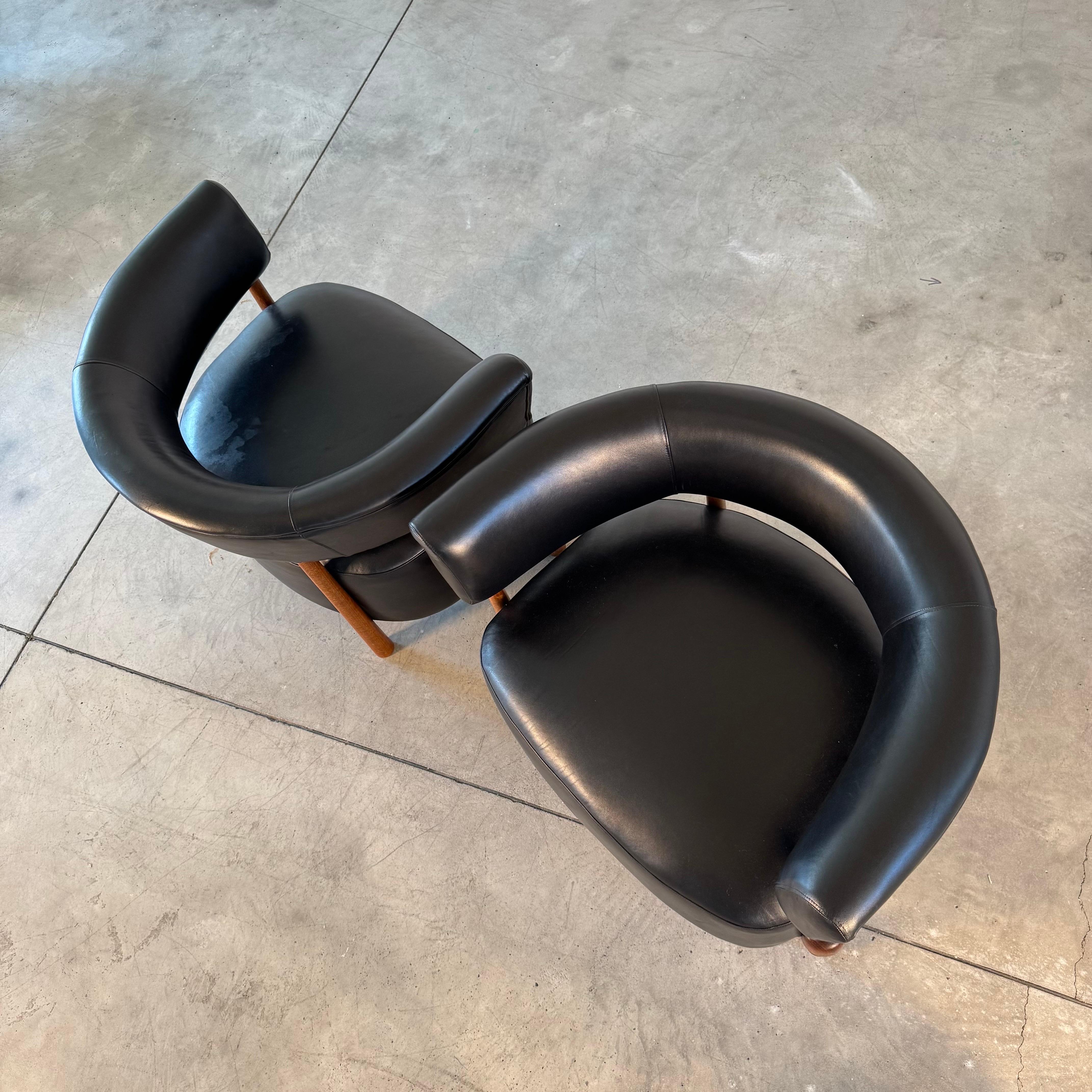 XXIe siècle et contemporain Paire de chaises longues contemporaines en cuir noir et bois de frêne, par FORME en vente