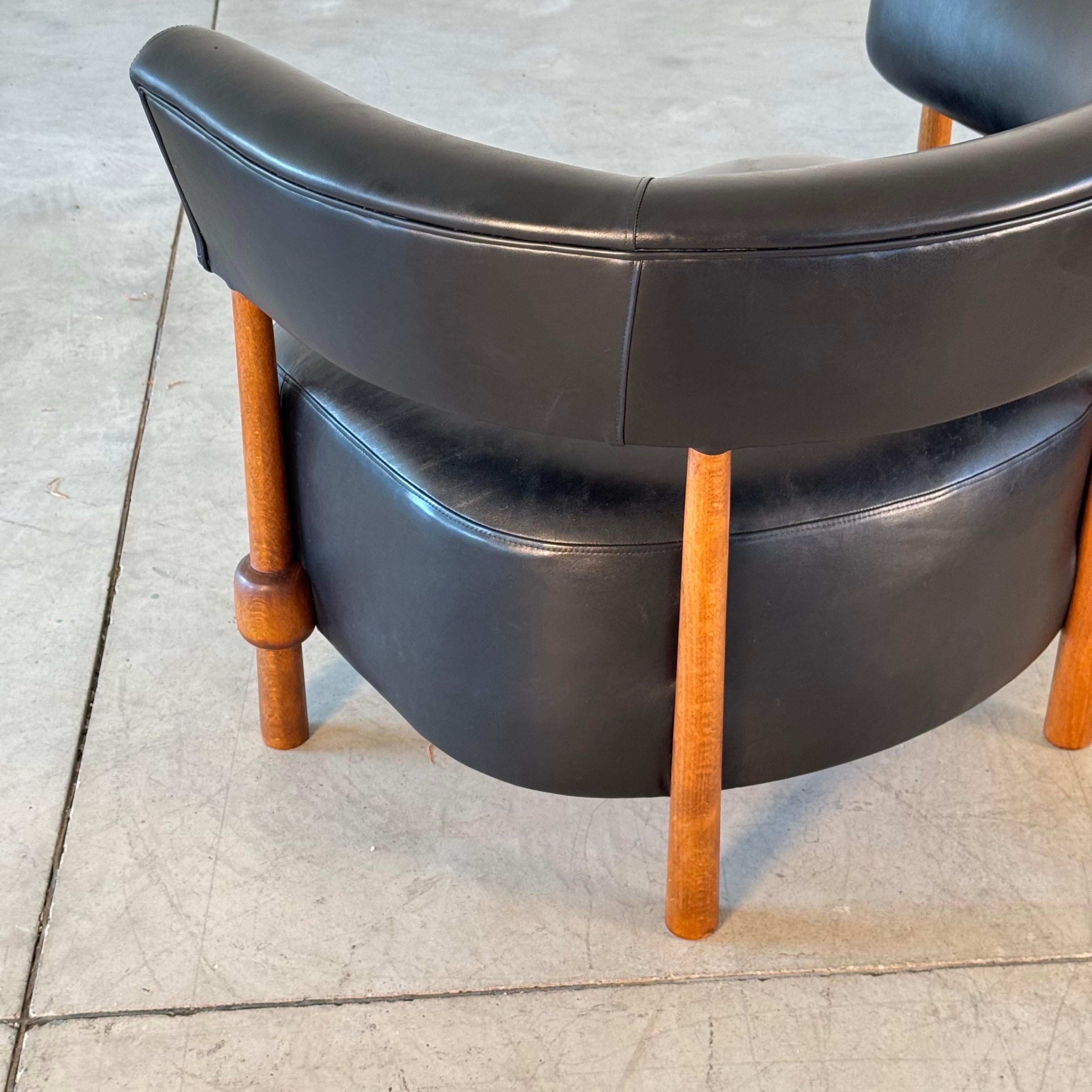 Cuir Paire de chaises longues contemporaines en cuir noir et bois de frêne, par FORME en vente