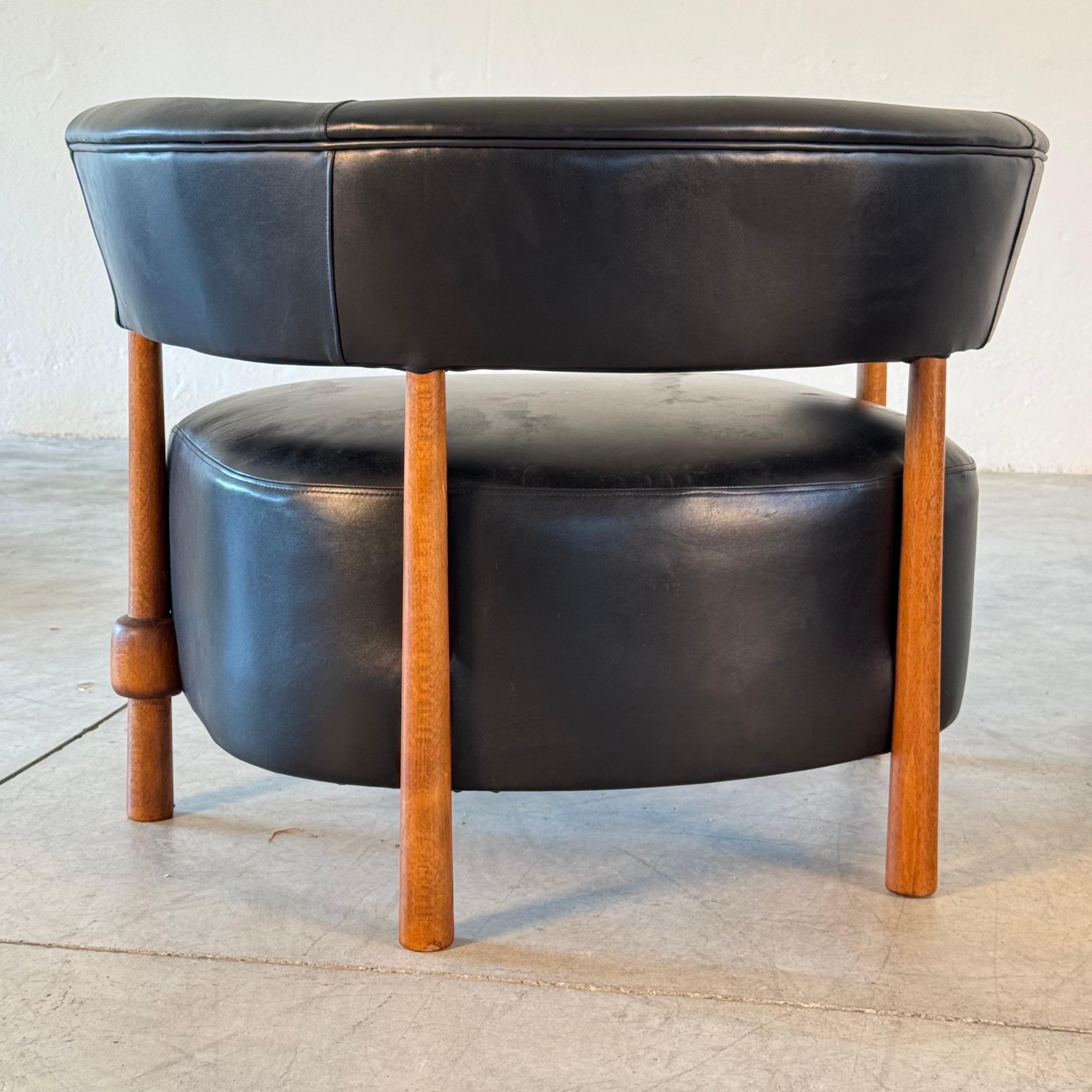 Paire de chaises longues contemporaines en cuir noir et bois de frêne, par FORME en vente 1