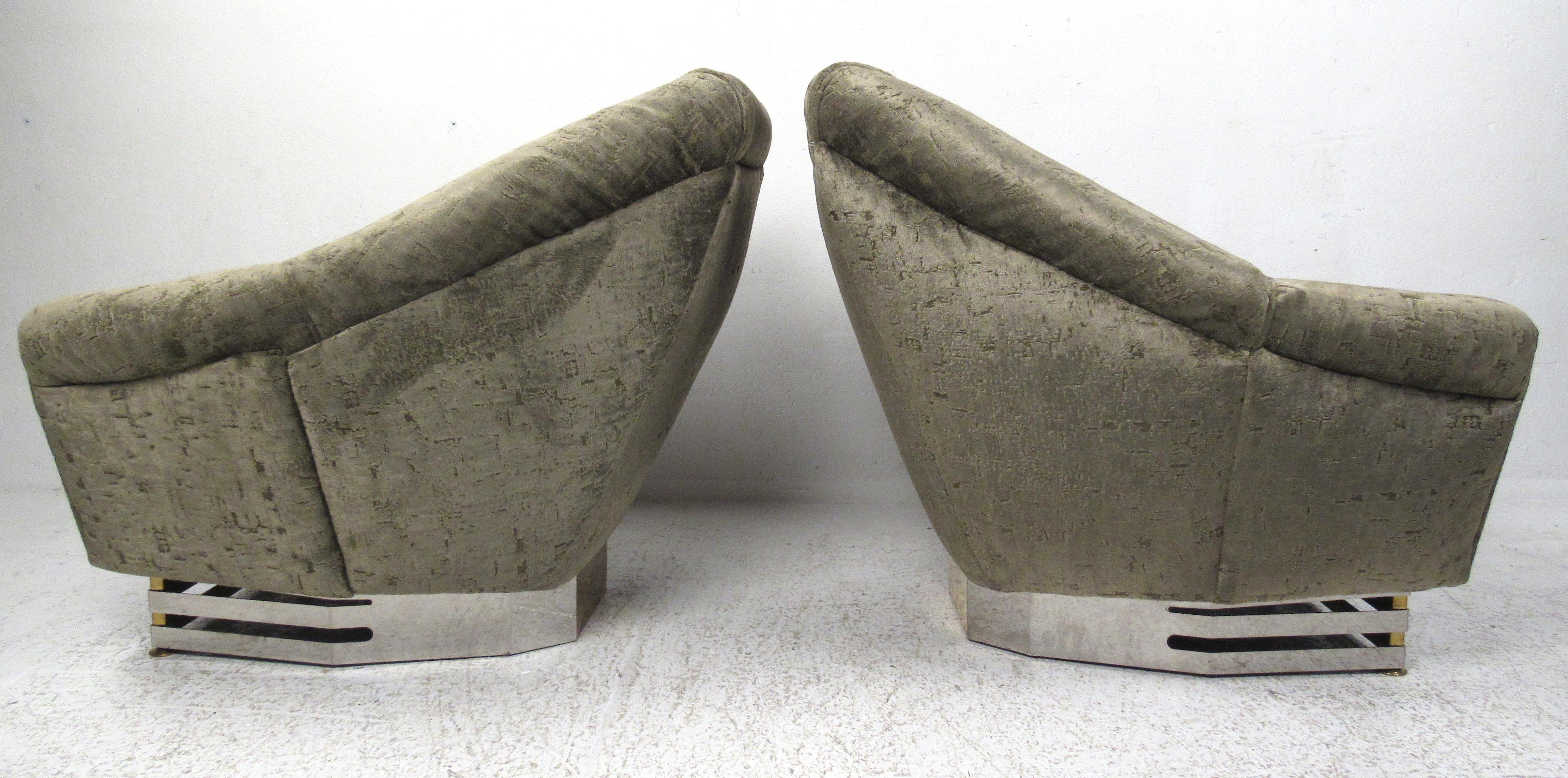 Mid-Century Modern Pair of Italian Club Chairs by Romeo Rega For Sale