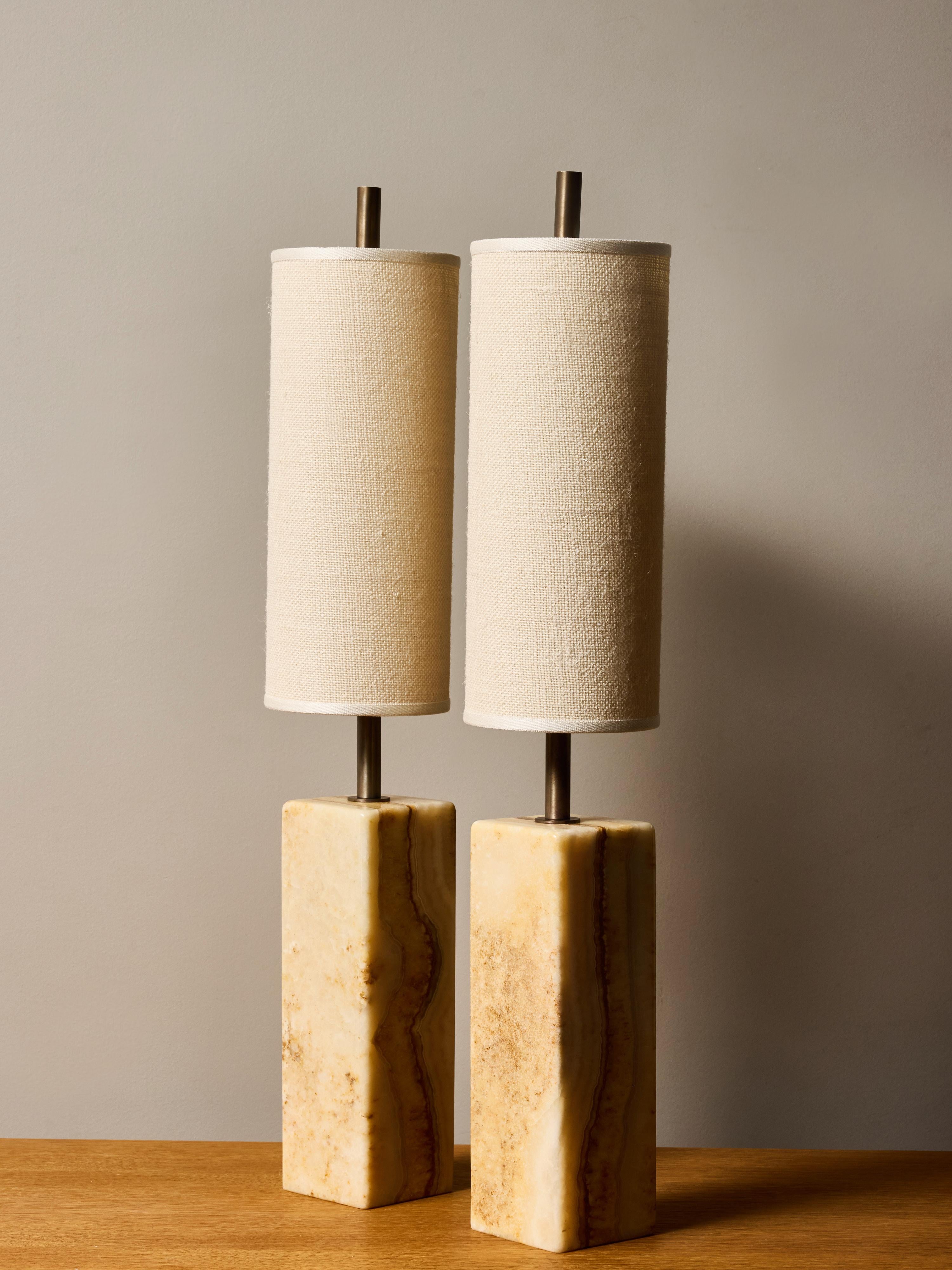 Pair of Contemporary Marble and Patinated Brass Column Table Lamps (Italienisch) im Angebot