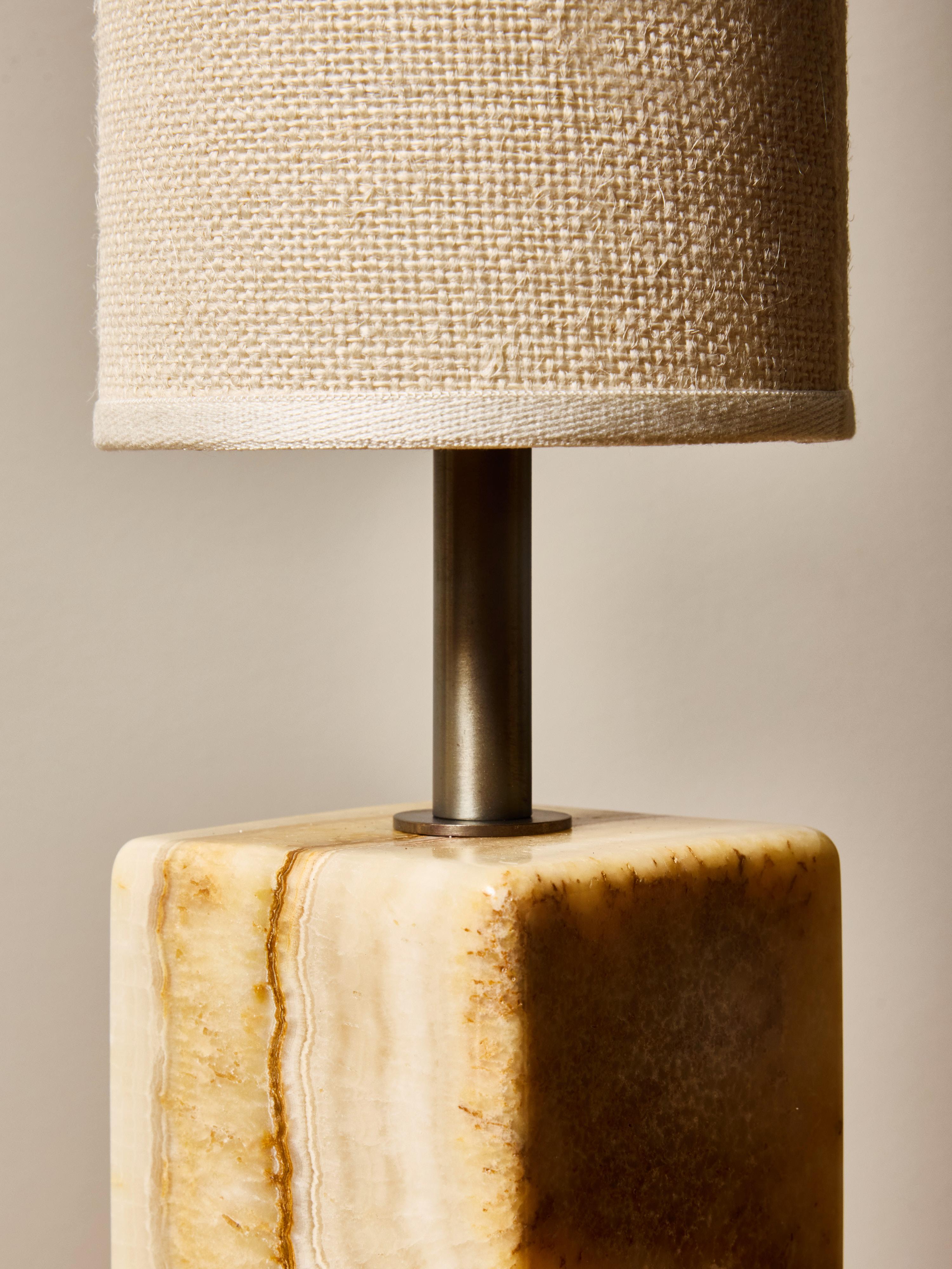 Pair of Contemporary Marble and Patinated Brass Column Table Lamps im Zustand „Neu“ im Angebot in Saint-Ouen, IDF