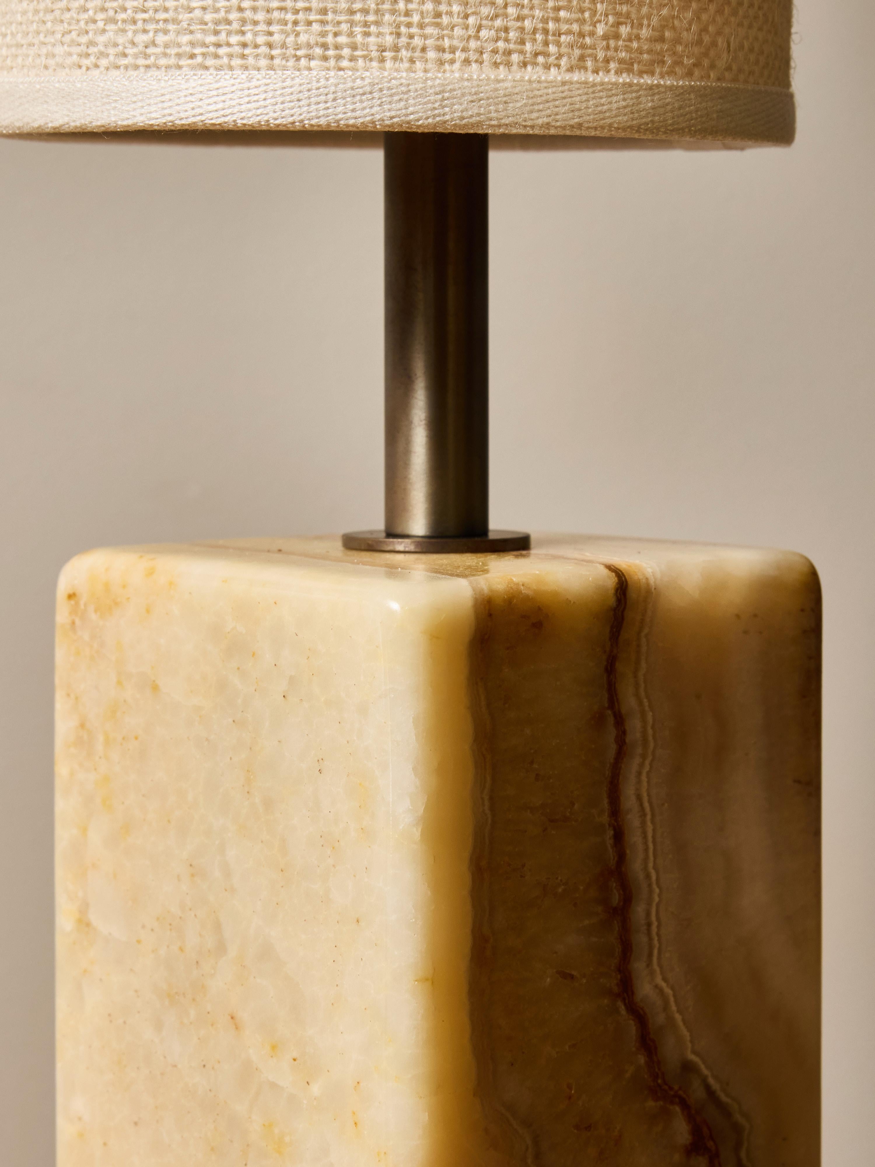 Pair of Contemporary Marble and Patinated Brass Column Table Lamps im Angebot 1