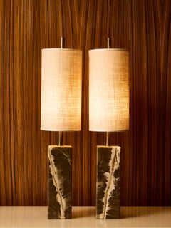 Pareja de Lámparas de Mesa Contemporáneas de Mármol con Esculturales Bases Rectangulares