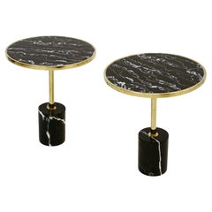 Paar Contemporary Marquina Marmor, Glas, Messing Italienische Beistelltische