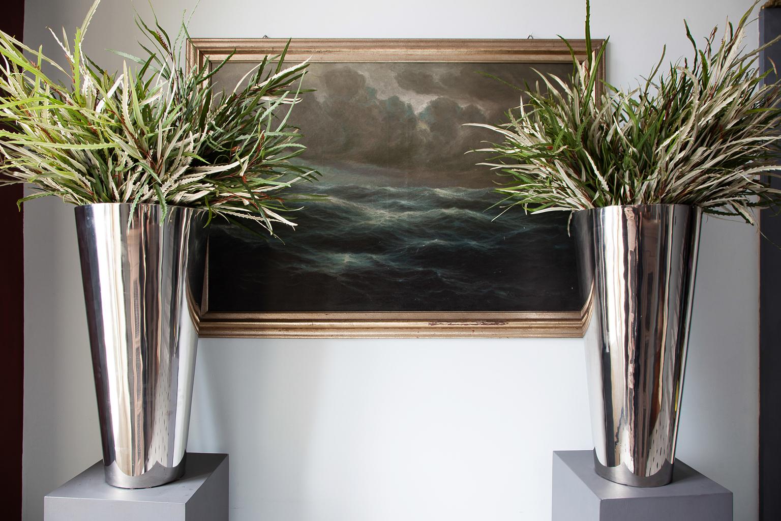 The mirrored surfaces of this pair of stunning metal chrome cylinder vases, give a touch of light into a room. They can be filled with green branches or flowers and  they suddendly become an eye- catching in every room.
They can match perfectly in