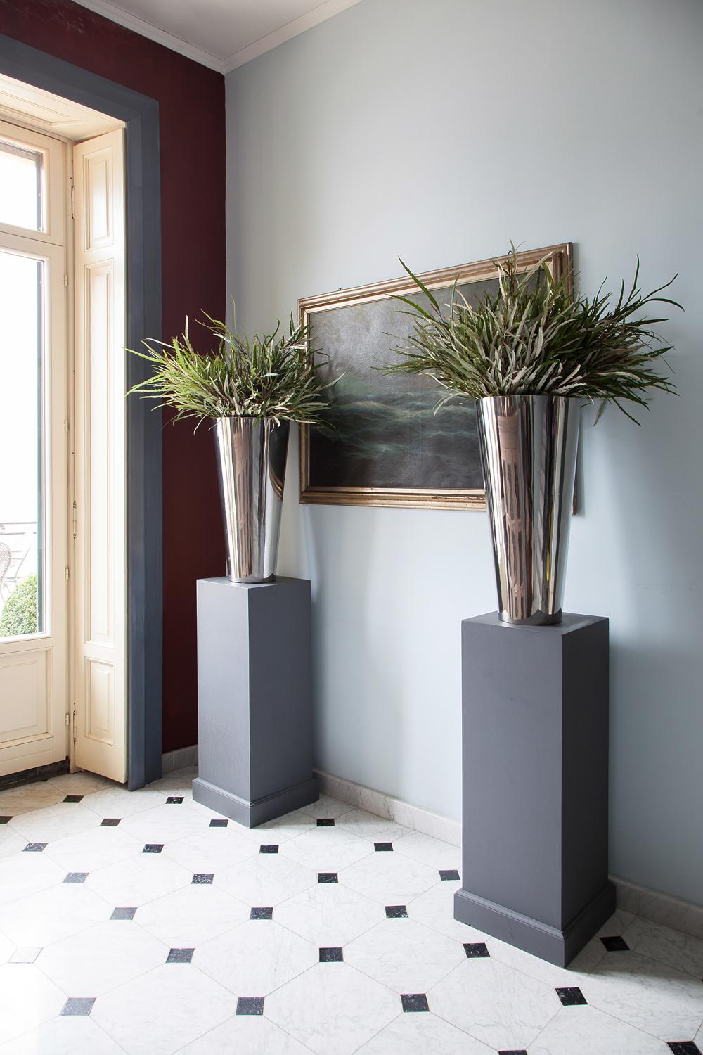Paar Vasen im italienischen Design aus Metall mit Chrom-Verchromung (Moderne) im Angebot