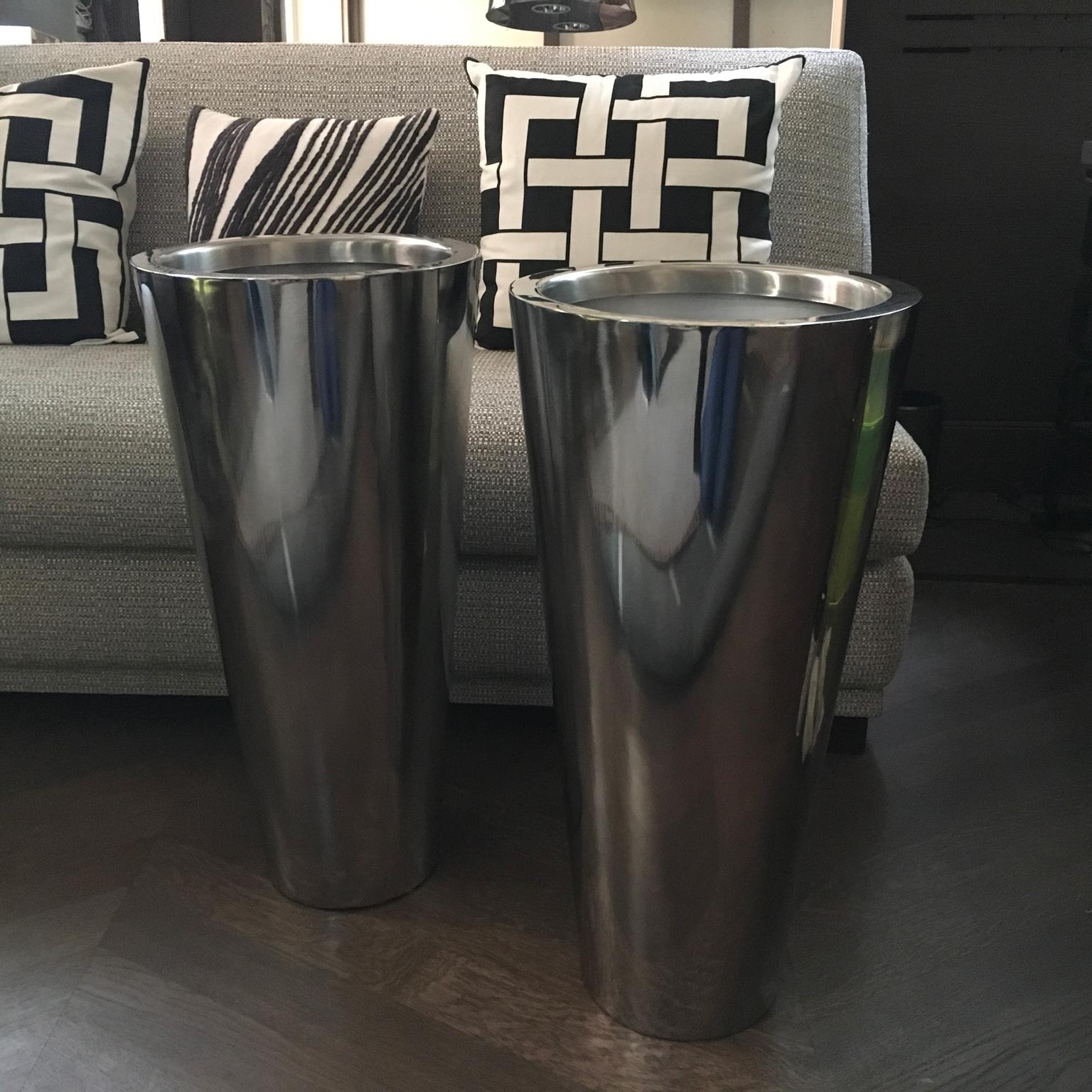 Paar Vasen im italienischen Design aus Metall mit Chrom-Verchromung (Italienisch) im Angebot