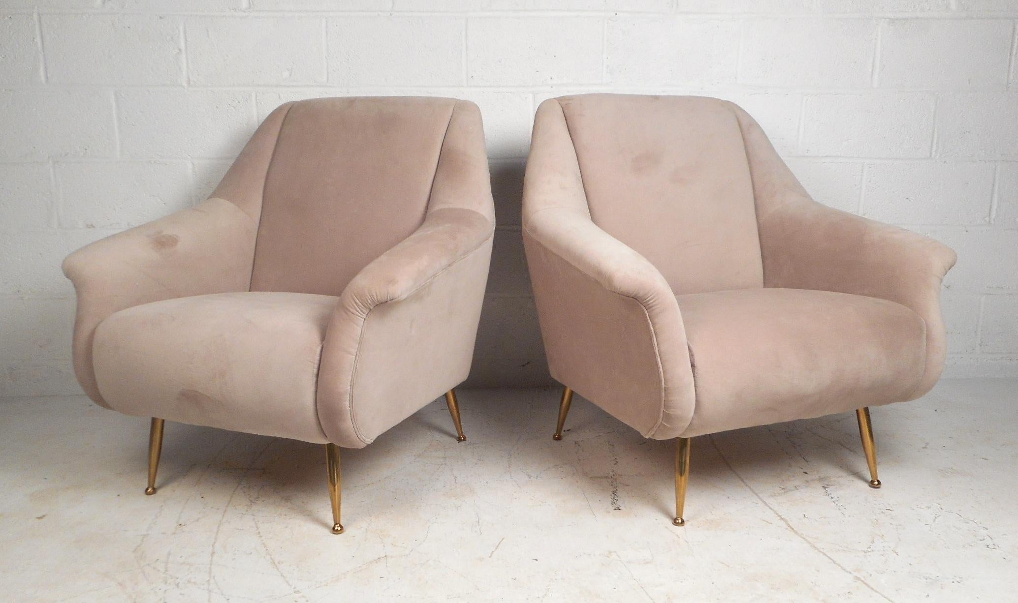 Mid-Century Modern Pair of Contemporary Modern Italian Style Lounge Chairs For Sale