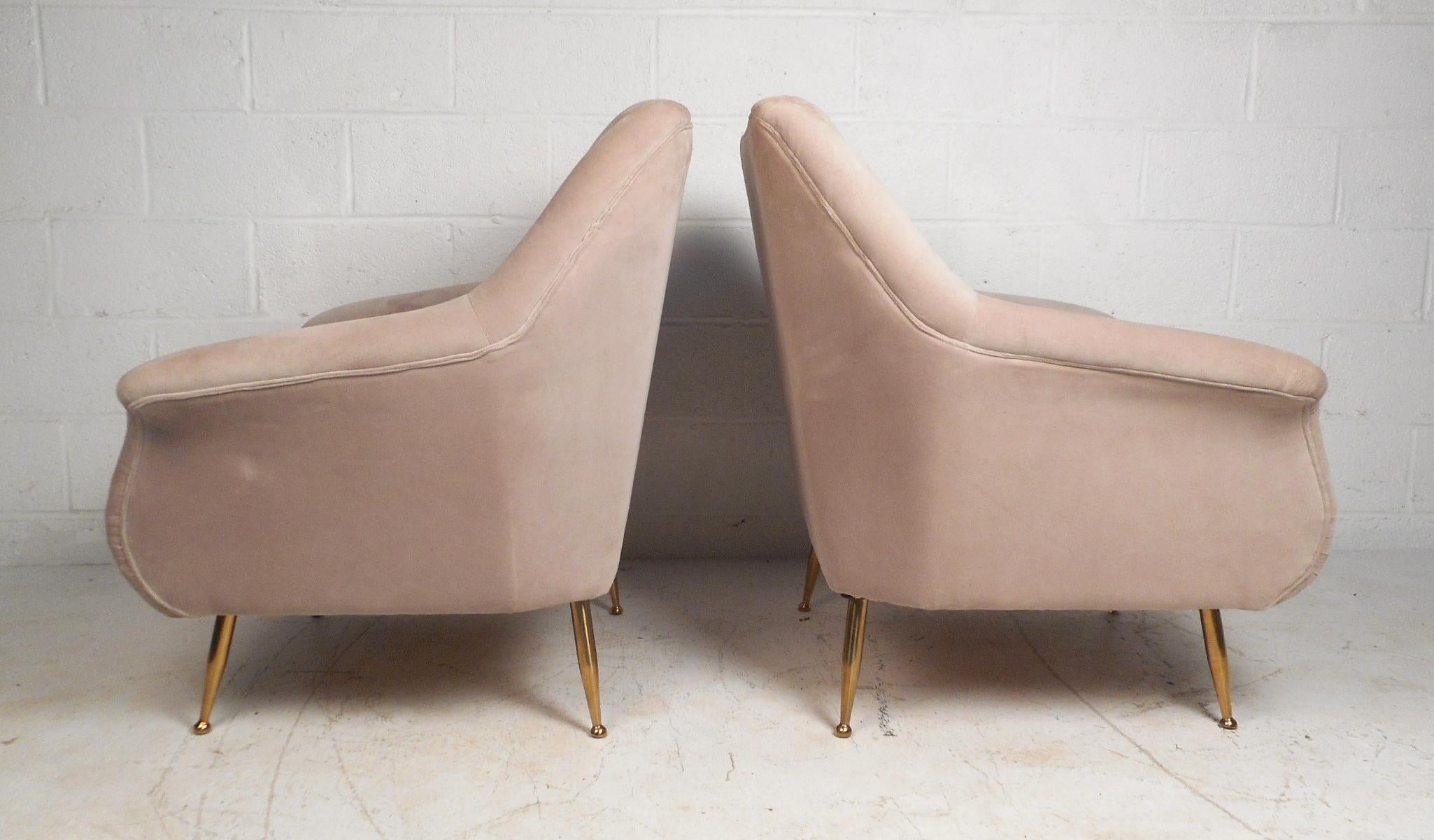 Pair of Contemporary Modern Italian Style Lounge Chairs In Good Condition For Sale In Brooklyn, NY