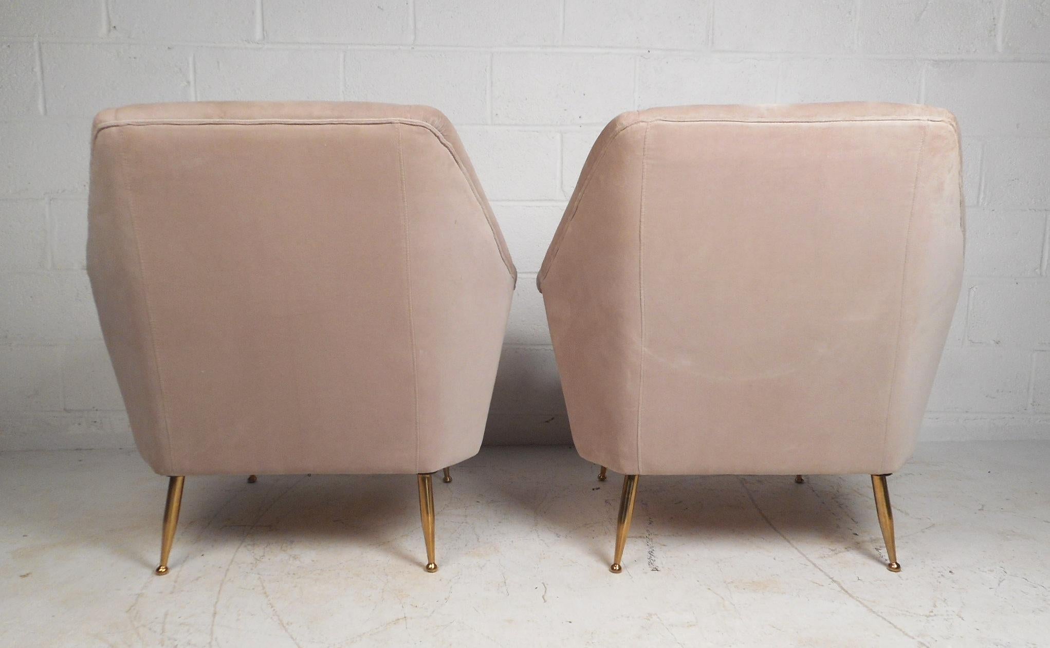 20th Century Pair of Contemporary Modern Italian Style Lounge Chairs For Sale