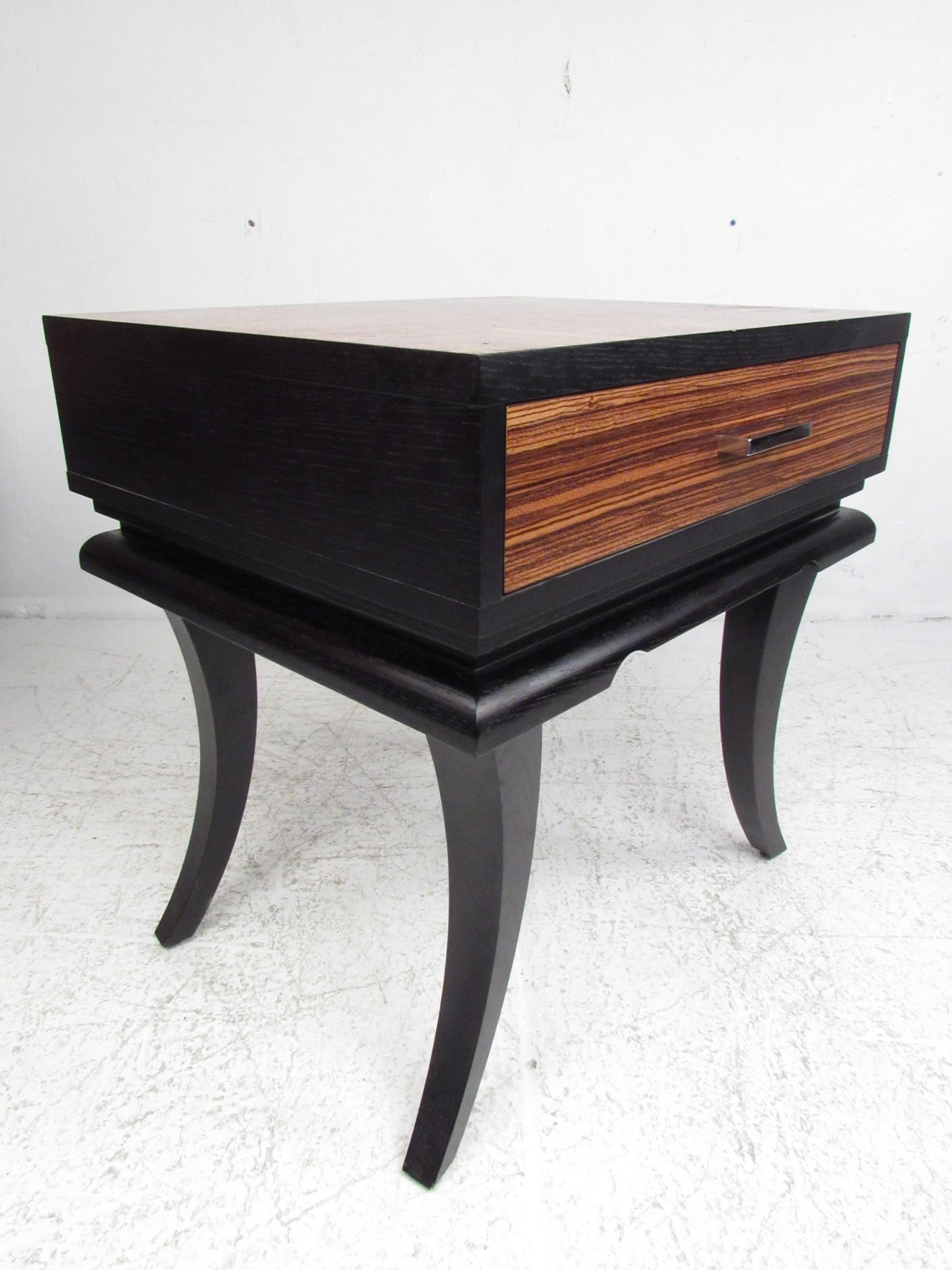 Mid-Century Modern Pair of Contemporary Modern Nightstands For Sale