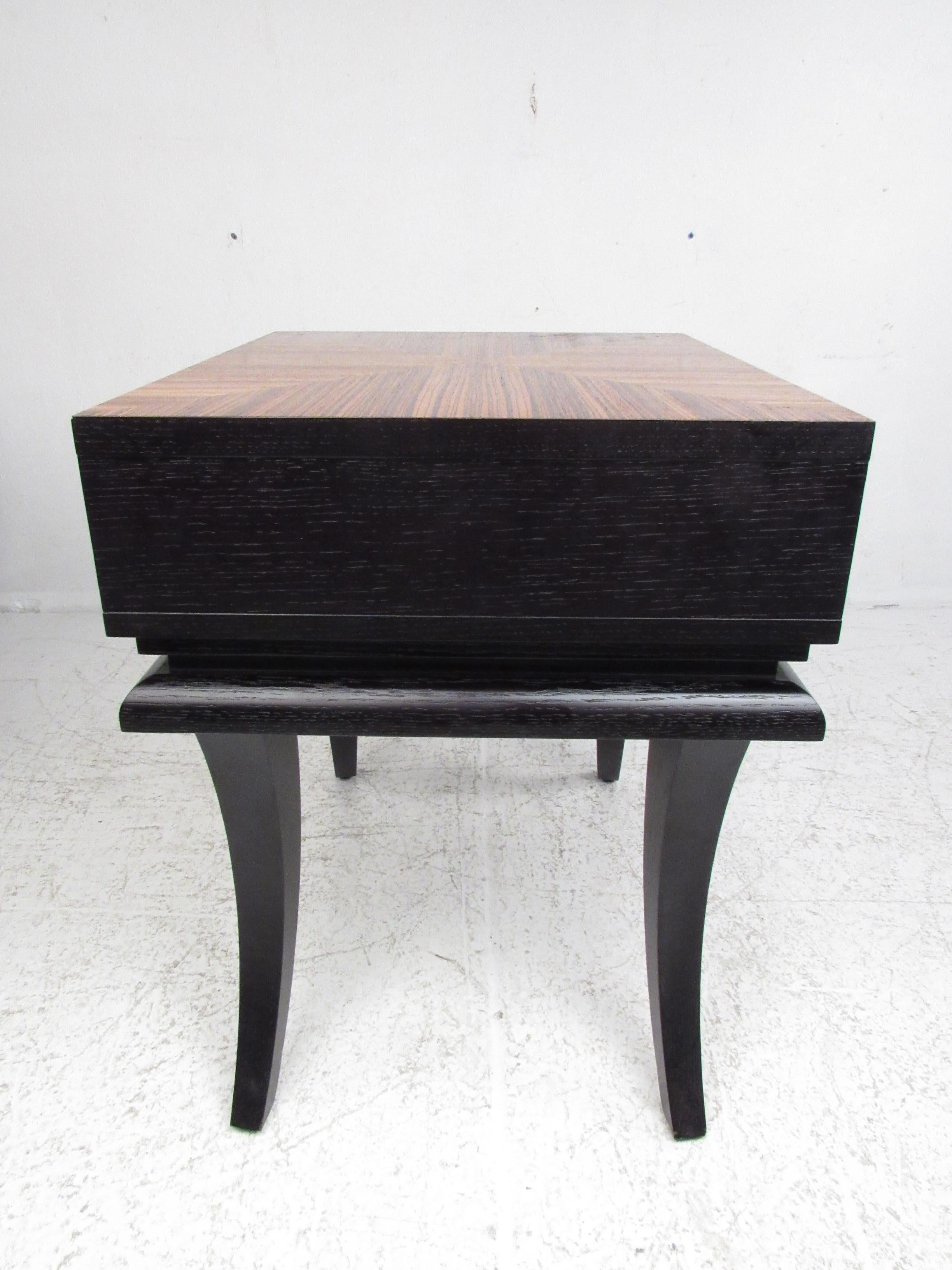 Late 20th Century Pair of Contemporary Modern Nightstands For Sale