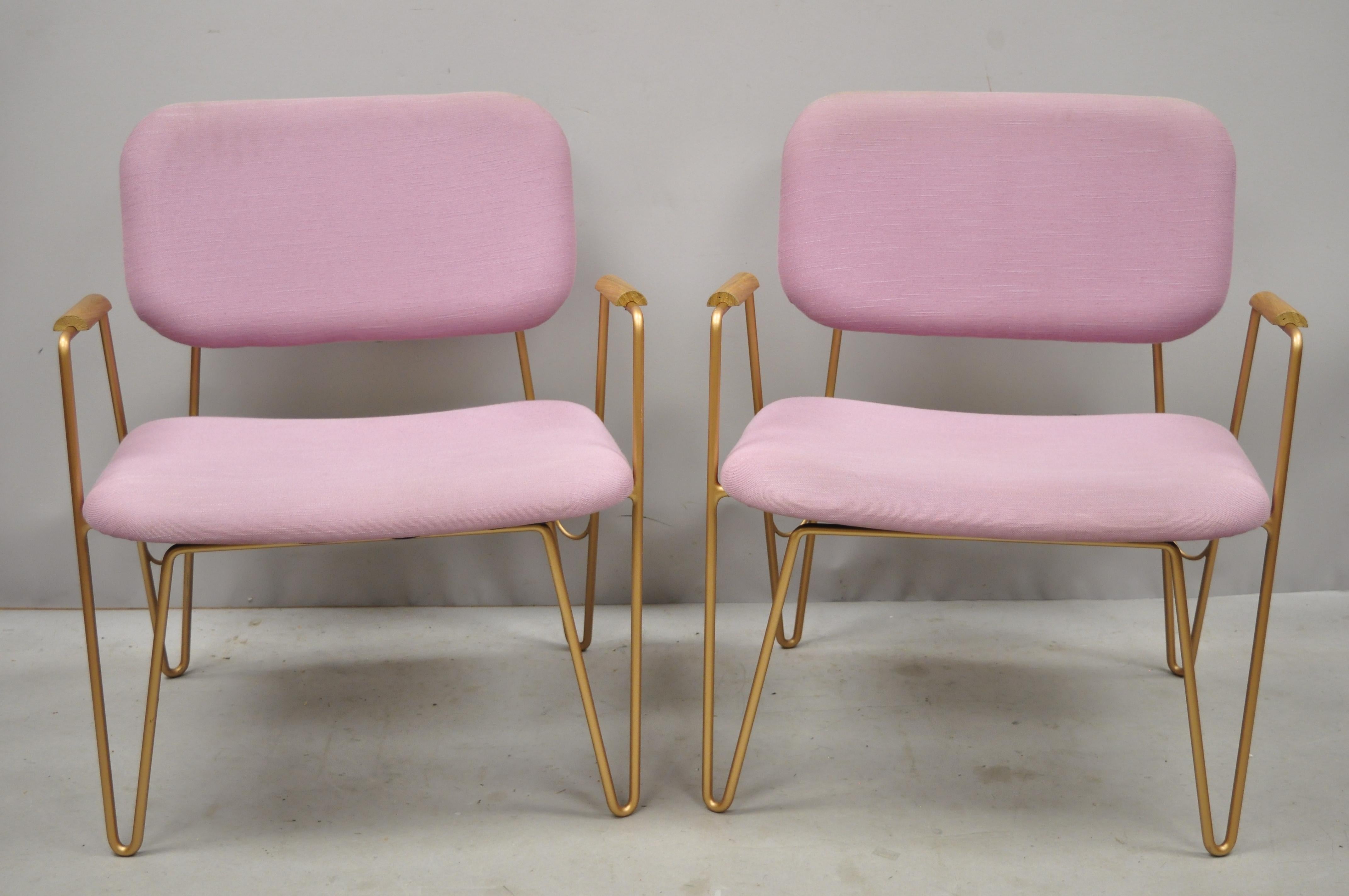 Paire de fauteuils de salon contemporains modernes à pieds en épingle à cheveux en métal pourpre et doré en vente 6