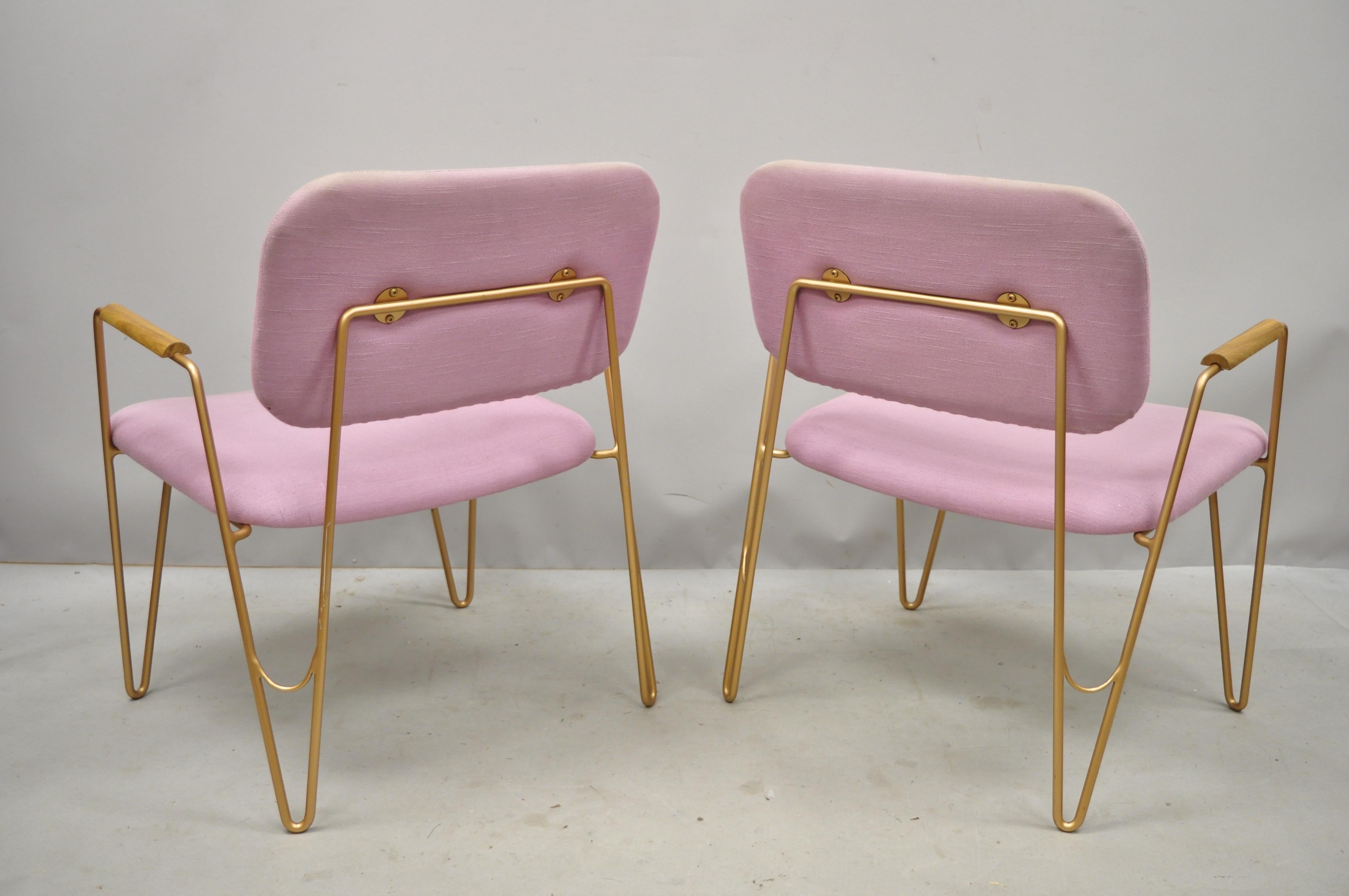 Paire de fauteuils de salon modernes contemporains en métal violet et doré avec pieds en épingle à cheveux. La liste comprend un cadre en métal, des lignes modernistes épurées, une forme sculpturale élégante, circa 21st century, Pre-owned.