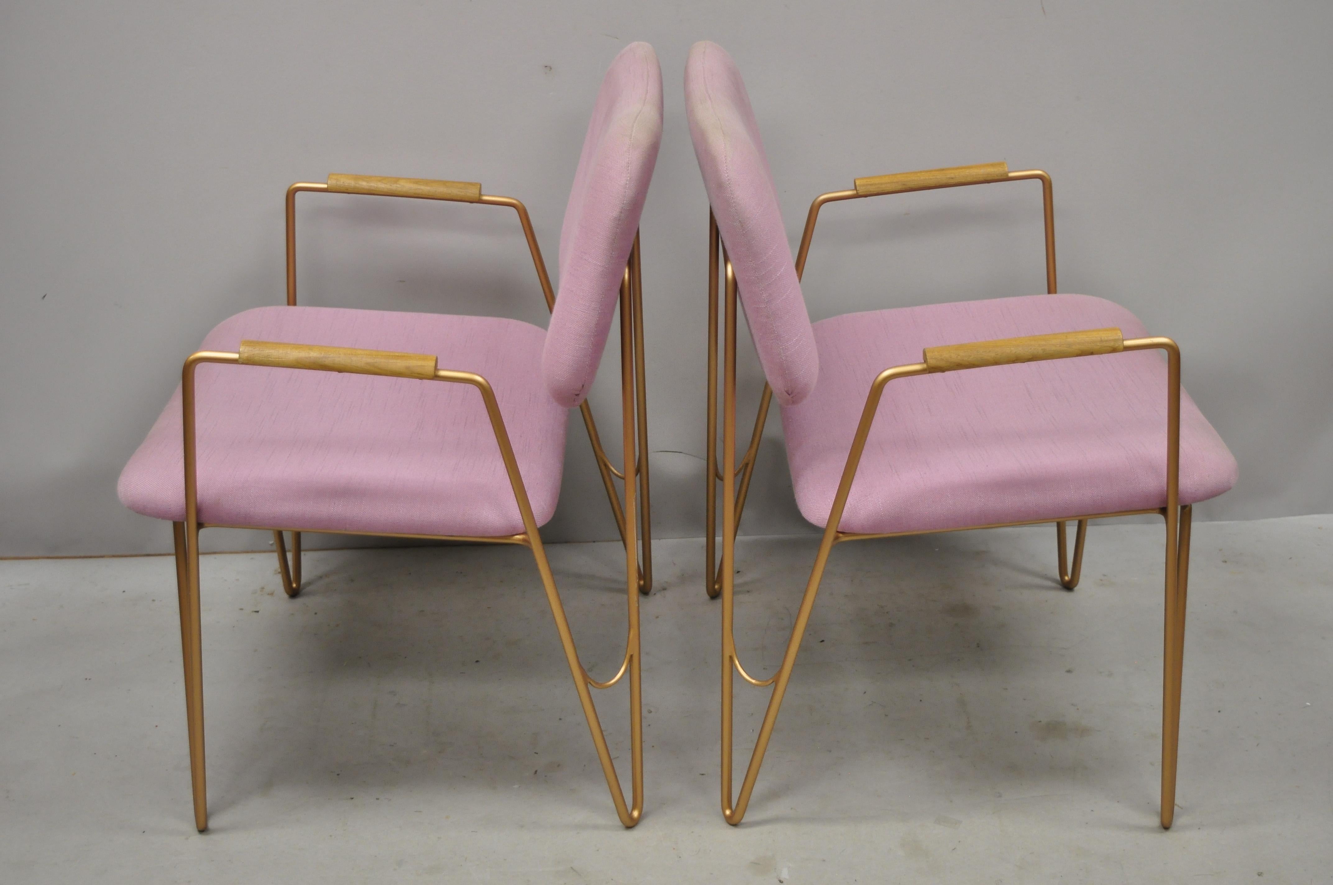 Moderne Paire de fauteuils de salon contemporains modernes à pieds en épingle à cheveux en métal pourpre et doré en vente