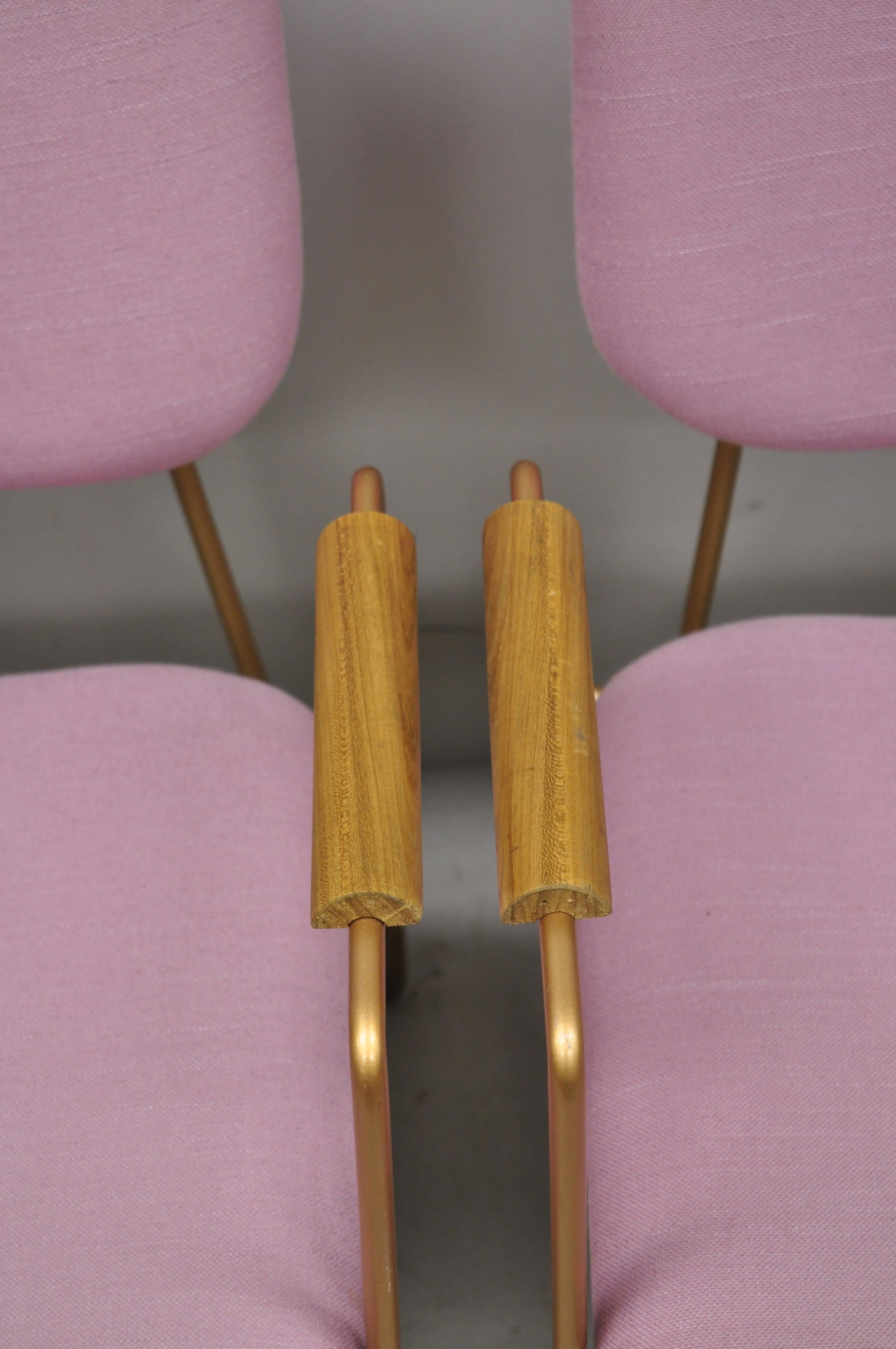 Métal Paire de fauteuils de salon contemporains modernes à pieds en épingle à cheveux en métal pourpre et doré en vente