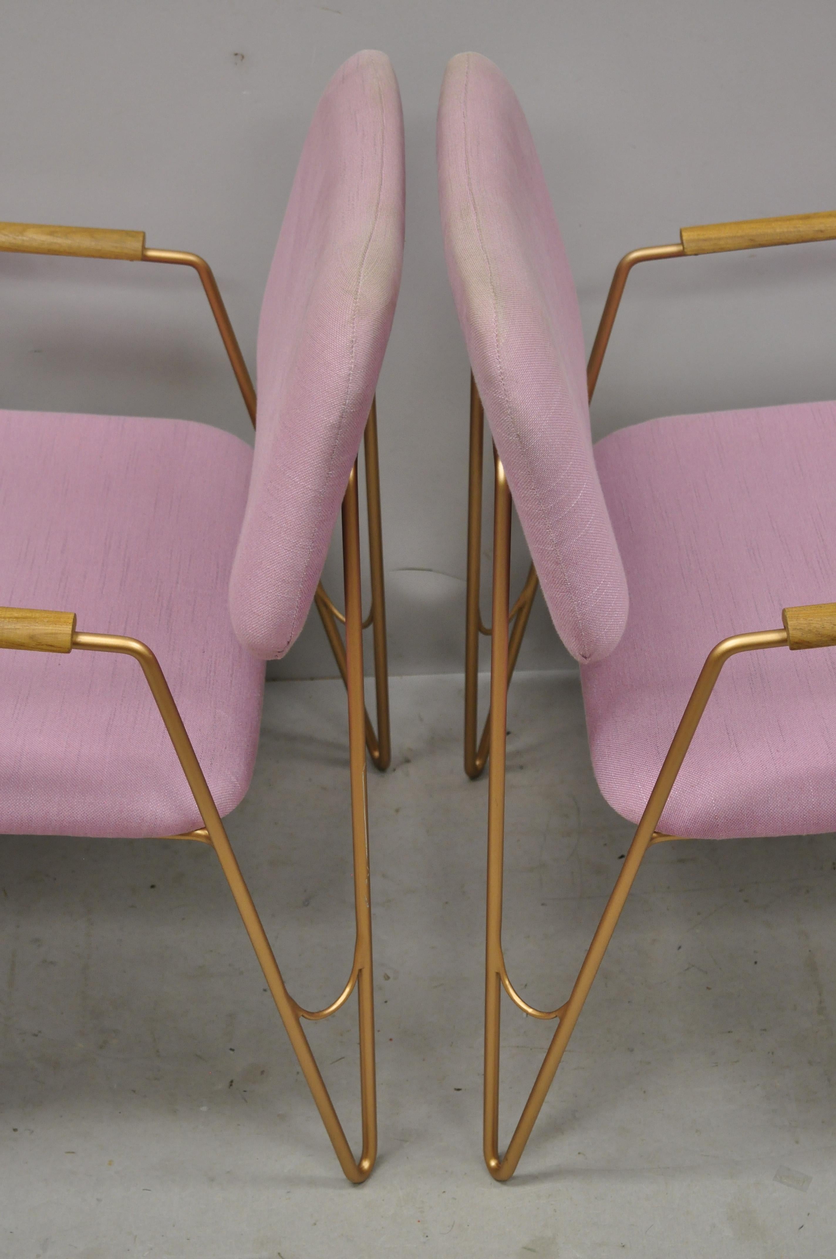 Paire de fauteuils de salon contemporains modernes à pieds en épingle à cheveux en métal pourpre et doré en vente 1