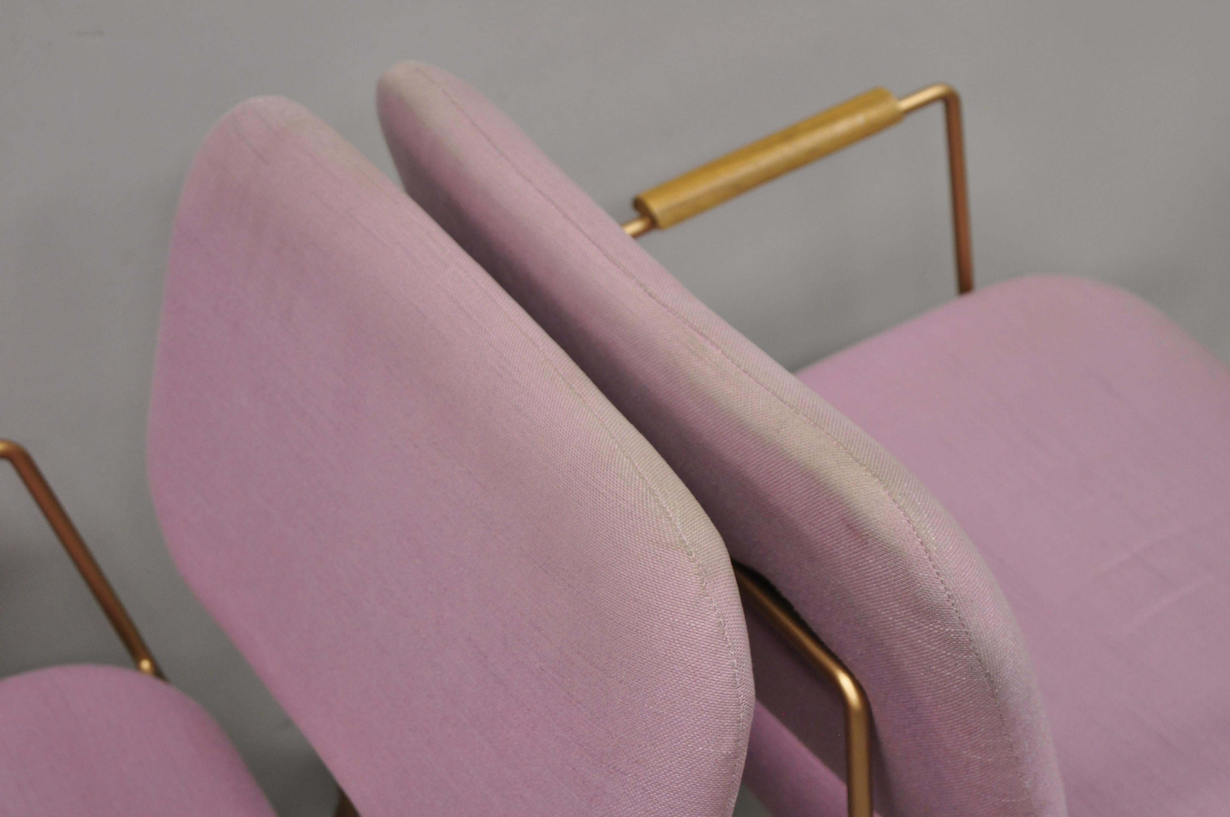 Paire de fauteuils de salon contemporains modernes à pieds en épingle à cheveux en métal pourpre et doré en vente 2