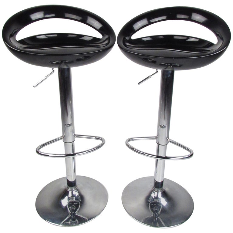 Paire de tabourets de bar réglables de style rétro moderne et contemporain  - En vente sur 1stDibs