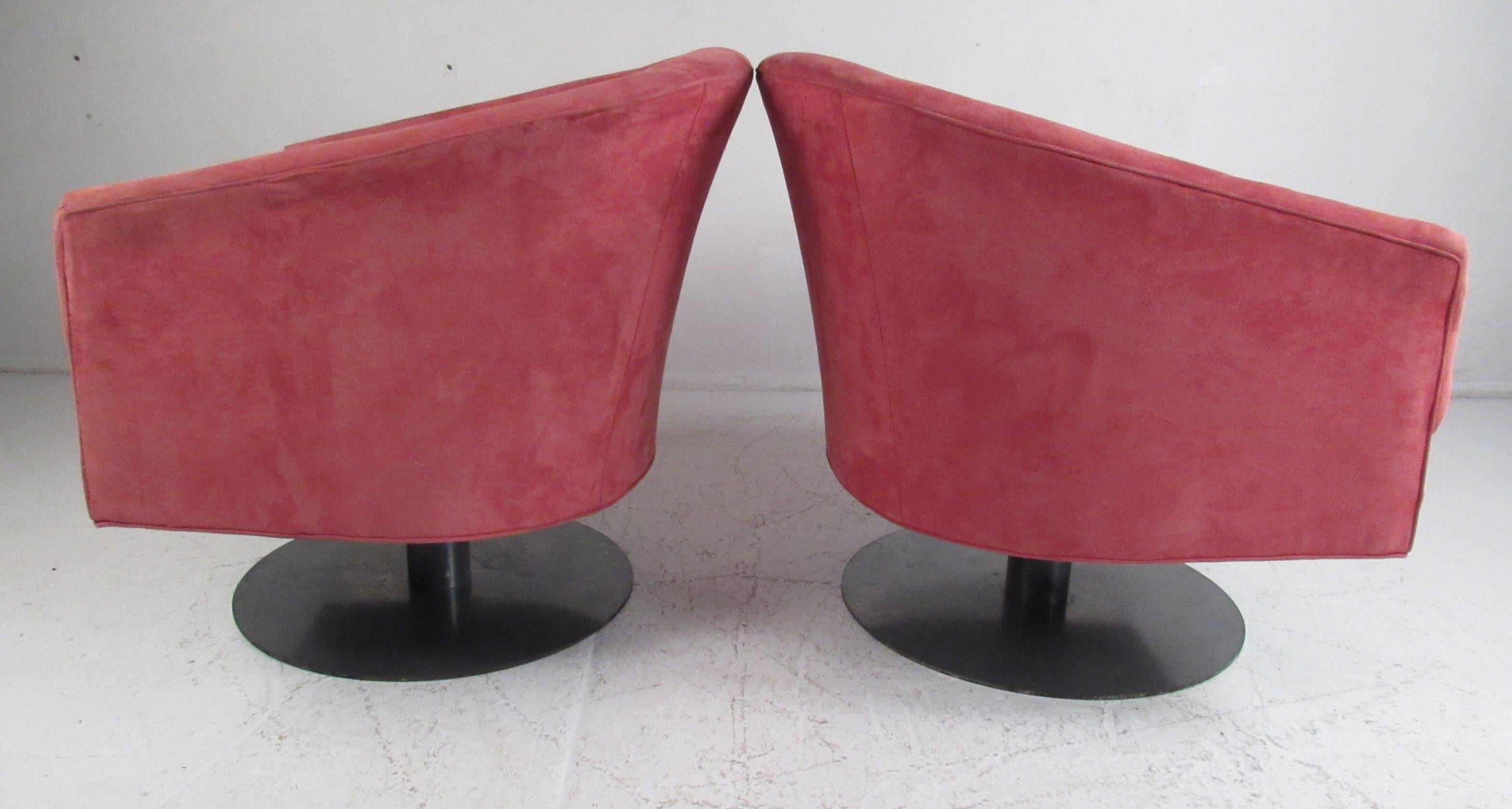 Mid-Century Modern Pair of Contemporary Modern Swivel Lounge Chairs For Sale