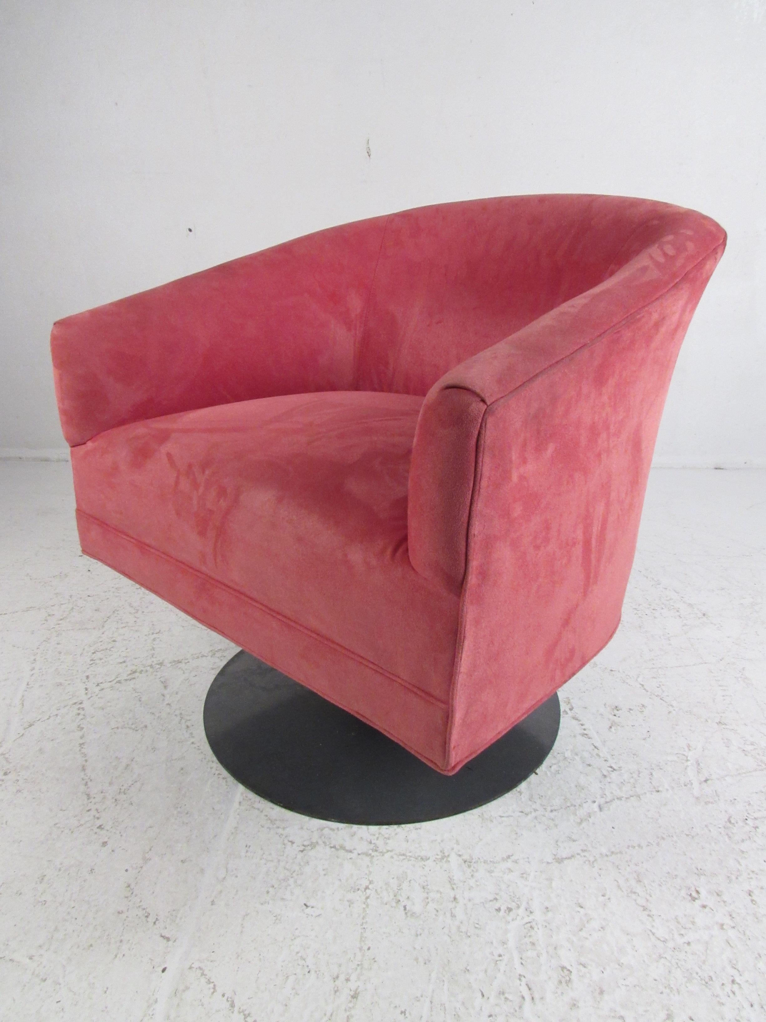 Pair of Contemporary Modern Swivel Lounge Chairs In Good Condition For Sale In Brooklyn, NY