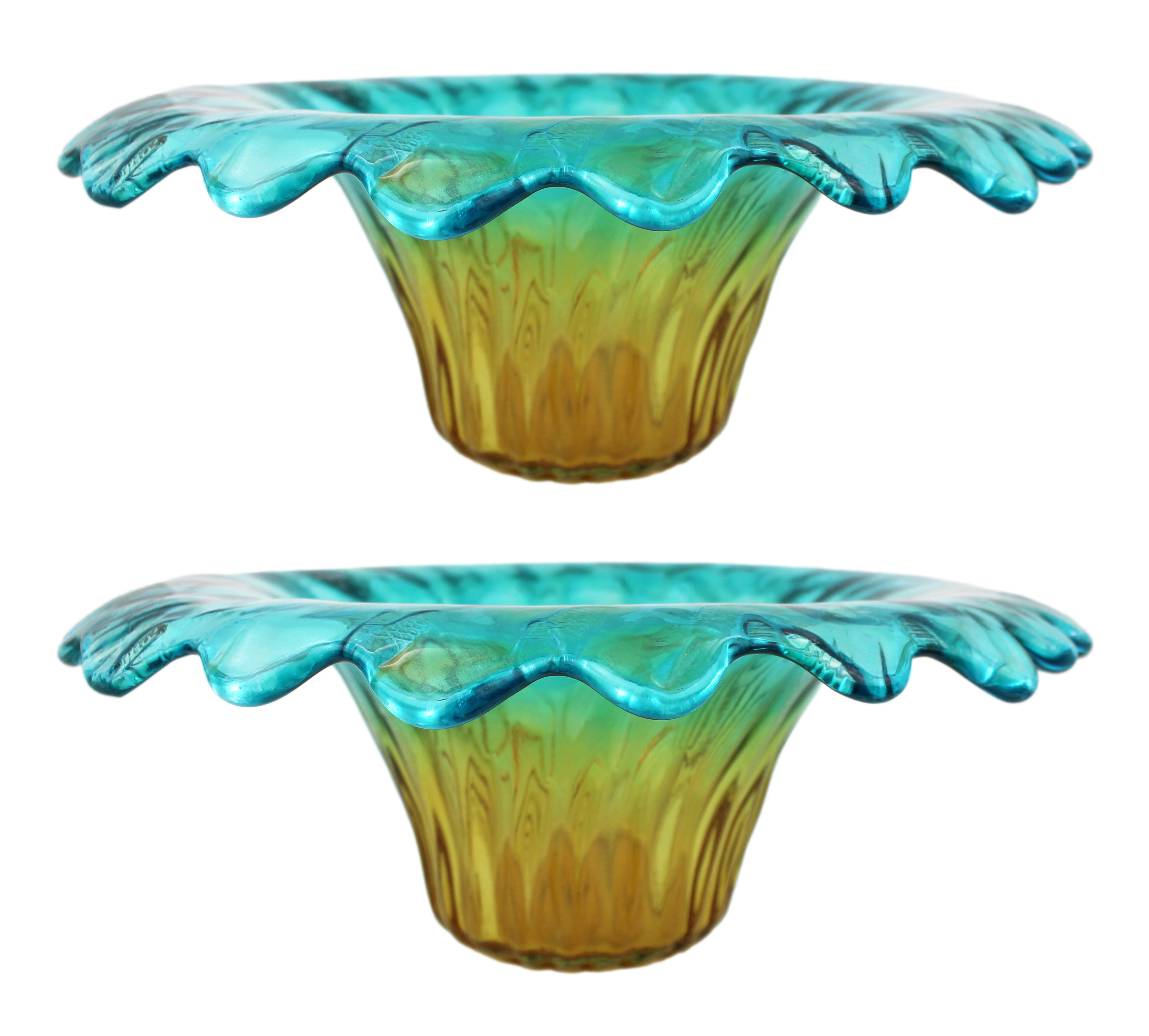 Coppia di ciotole da centrotavola in vetro artistico di Murano Contemporary - Blu e Ambra

Una coppia decorativa di coppe da centrotavola in vetro di Murano soffiato a mano, realizzate in Italia con le tradizionali tecniche veneziane. Ogni ciotola