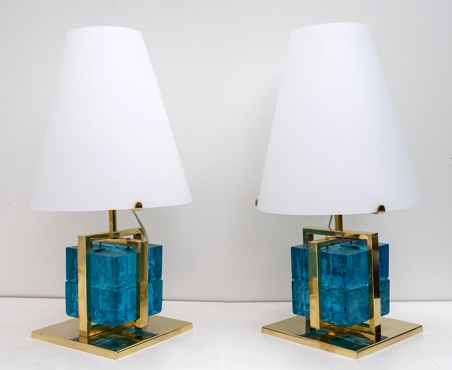 Mid-Century Modern Paire de lampes de bureau contemporaines en verre de Murano et laiton en vente