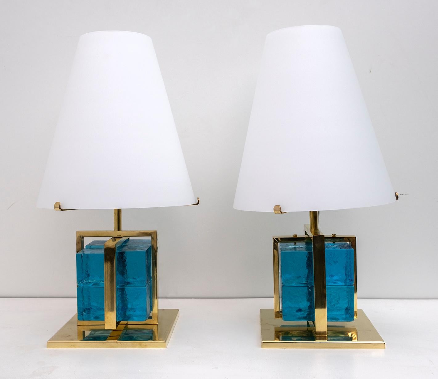 italien Paire de lampes de bureau contemporaines en verre de Murano et laiton en vente