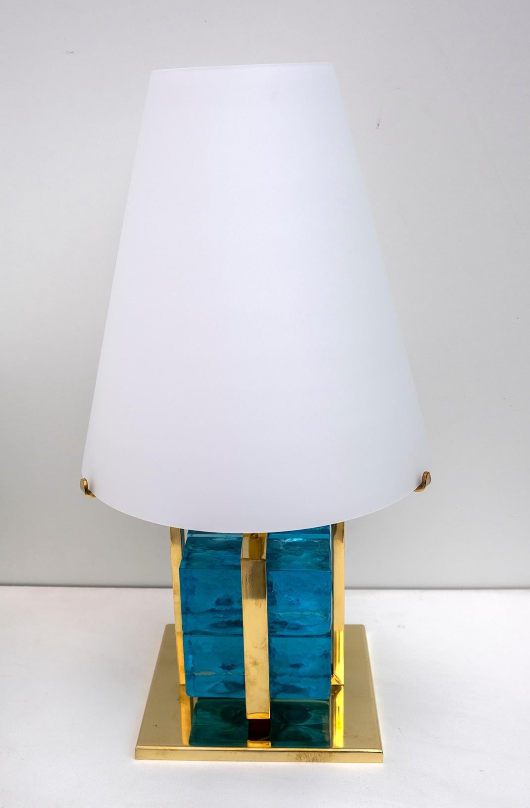 Zeitgenössische Tischlampen aus Muranoglas und Messing, Paar im Angebot 1