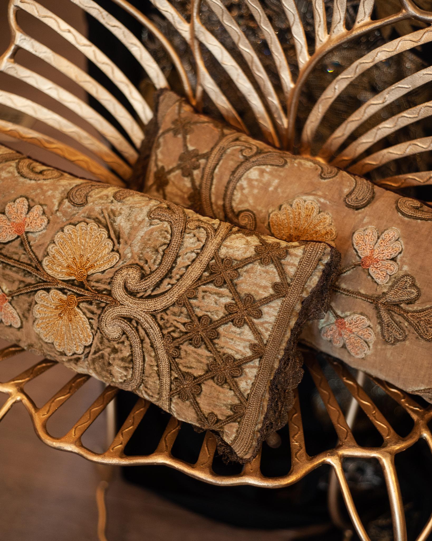 Ein Paar Ottomankissen mit floraler Metallic-Stickerei und weinroter Seidensamt-Rückseite. Vollständig daunengefüllt, hergestellt in Budapest, Ungarn.