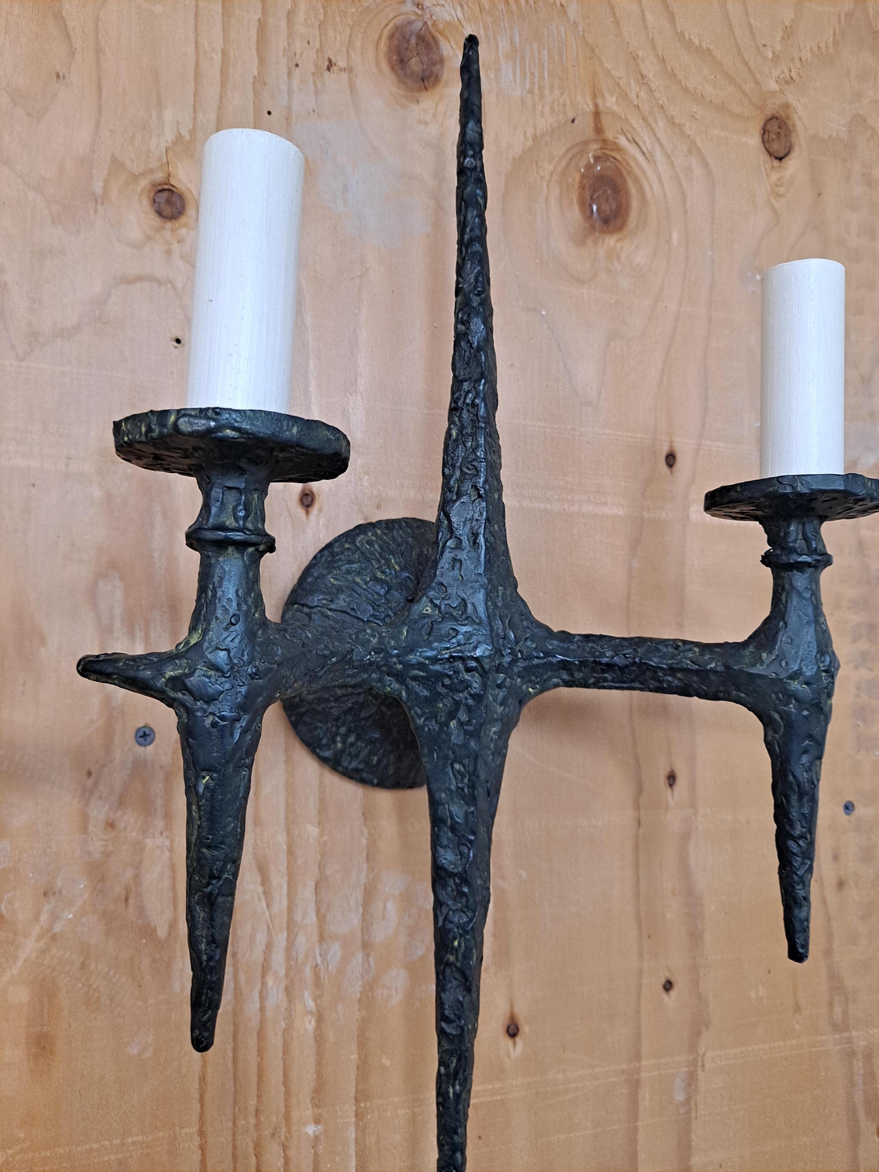 Coppia di applique contemporanee in ferro battuto Paul Ferrante, CIRCA 2019 in vendita 1