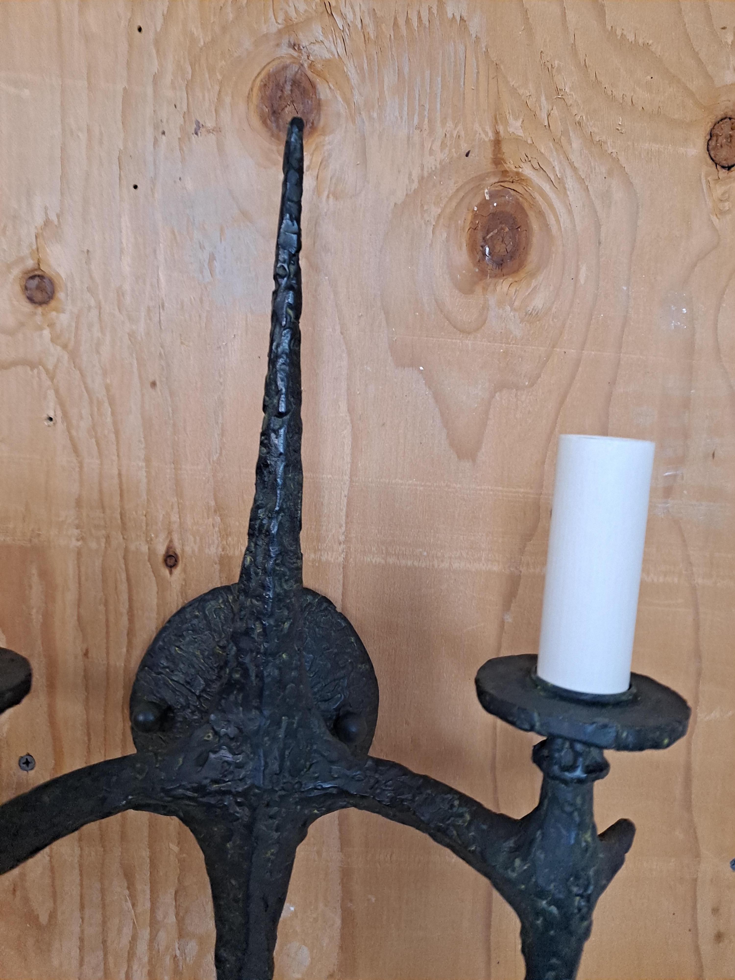Coppia di applique contemporanee in ferro battuto Paul Ferrante, CIRCA 2019 in vendita 2