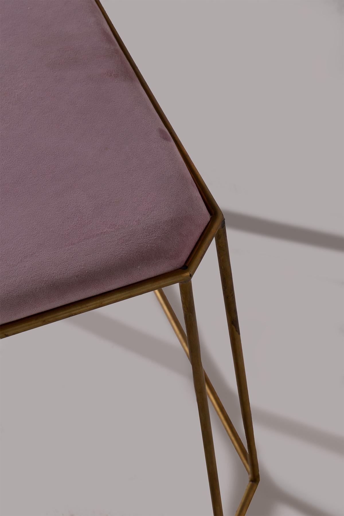Tauchen Sie ein in die Eleganz des modernen Designs mit diesem raffinierten Hockerpaar, das Nützlichkeit und ästhetisches Vergnügen gekonnt miteinander verbindet. Die Hocker bestehen aus einem robusten Messingrohrgestell, bei dem jede Linie und jede